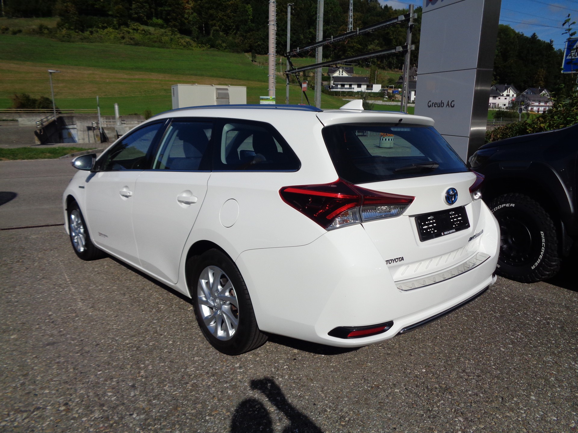 TOYOTA Auris Touring Sports 1.8 HSD Trend e-CVT-image-2