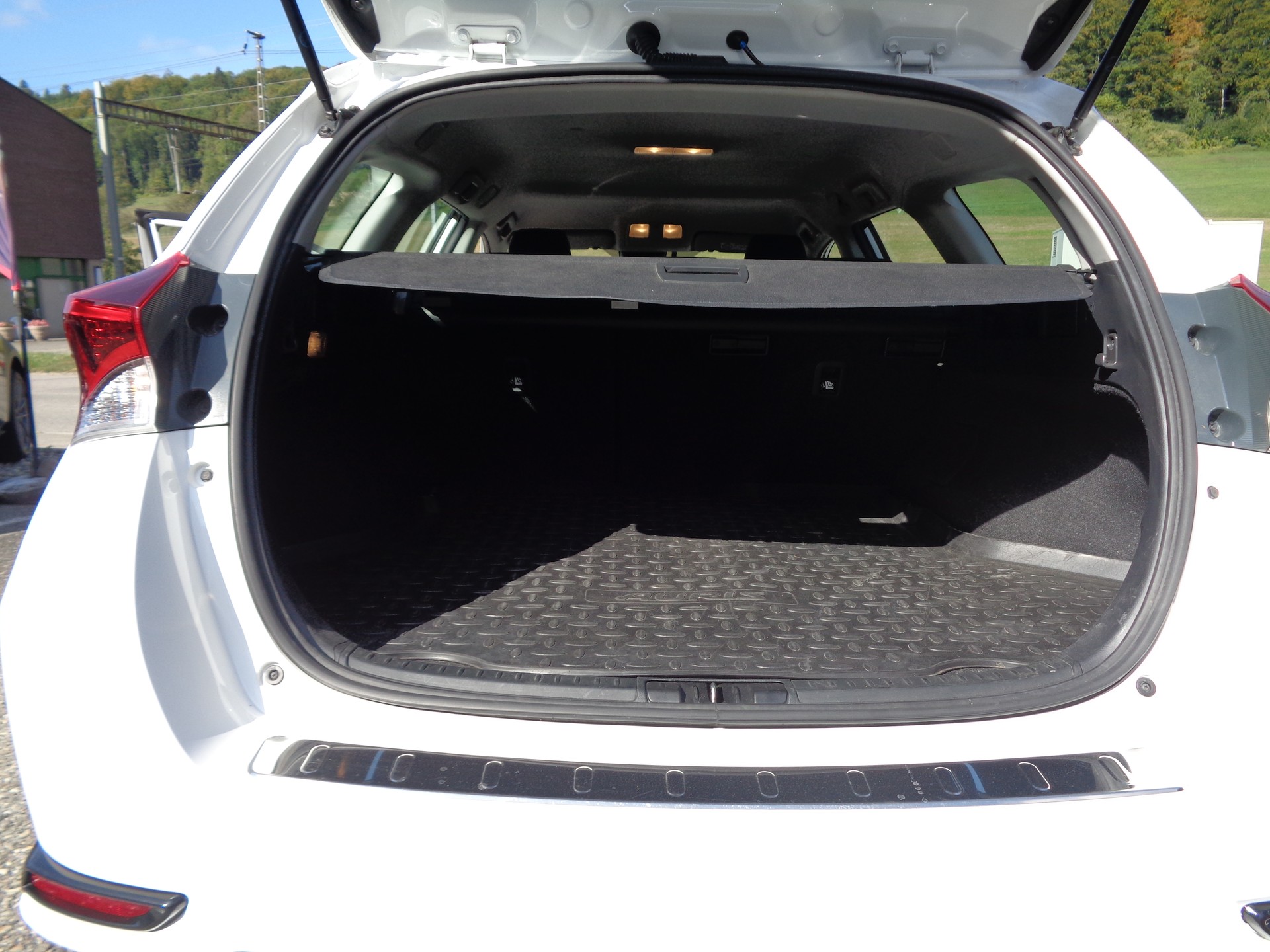 TOYOTA Auris Touring Sports 1.8 HSD Trend e-CVT-image-8