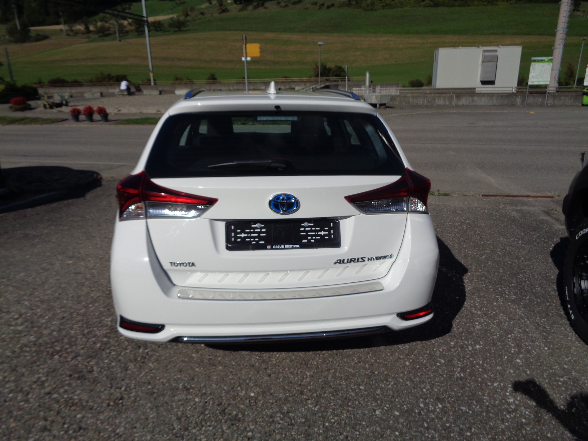 TOYOTA Auris Touring Sports 1.8 HSD Trend e-CVT-image-3