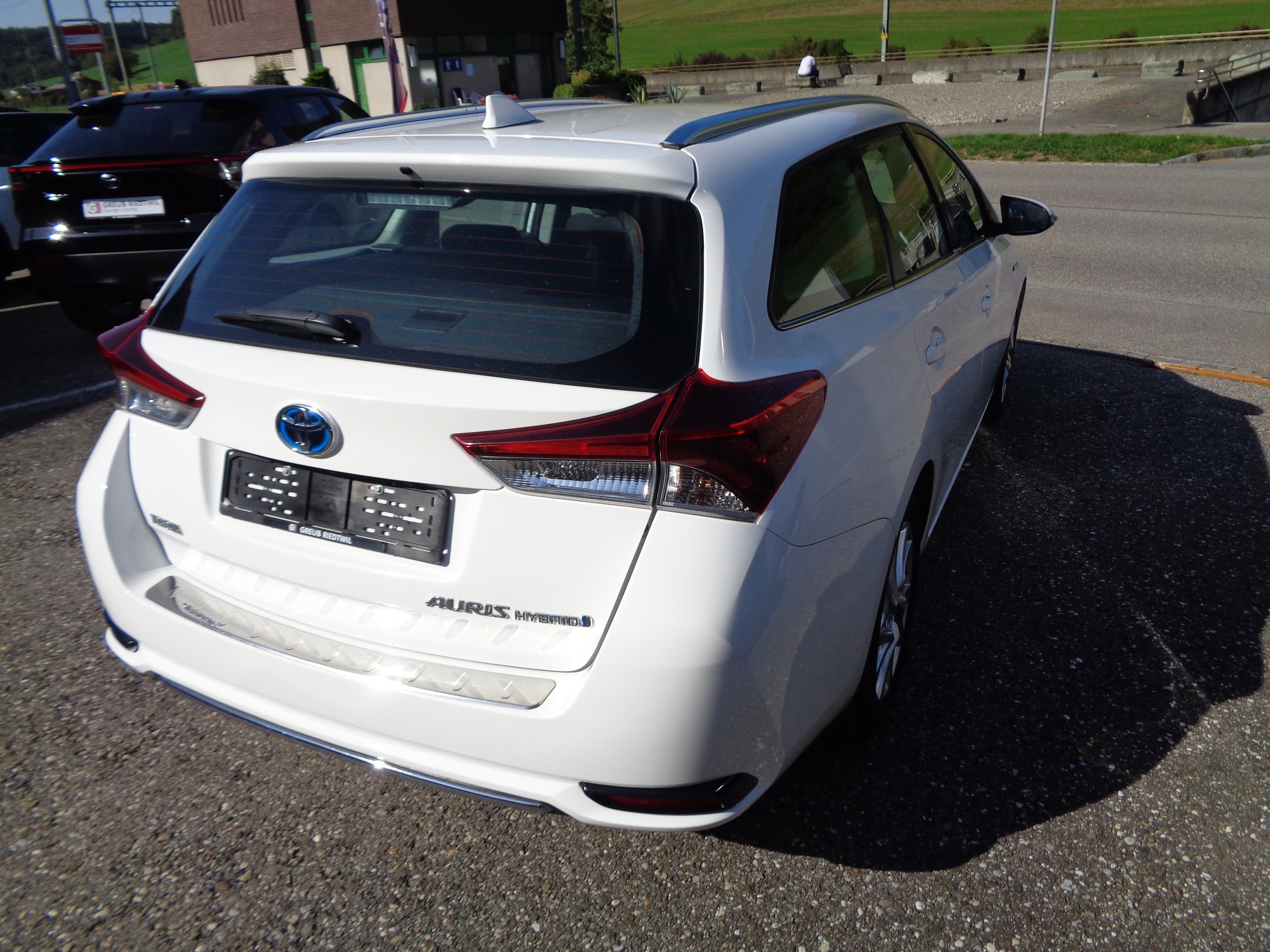 TOYOTA Auris Touring Sports 1.8 HSD Trend e-CVT-image-4