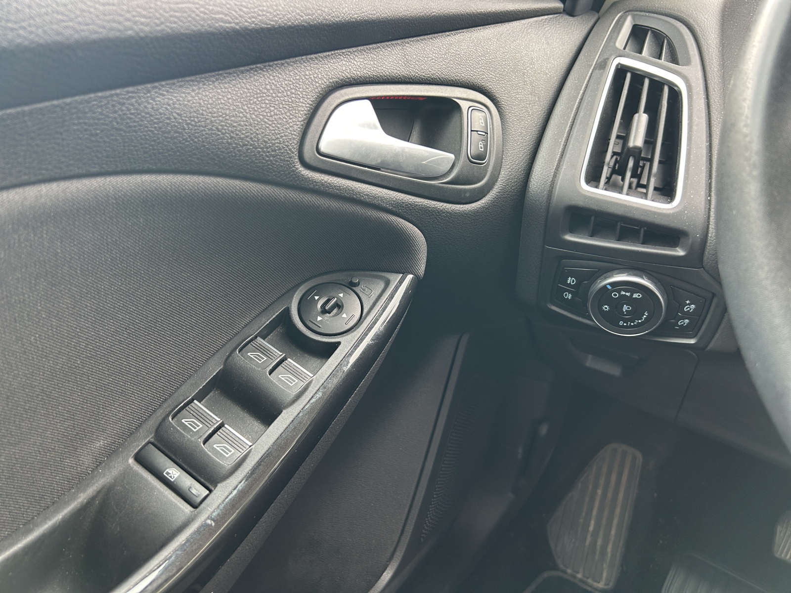 FORD Focus 1.5 SCTi Titanium X Automatic-image-13