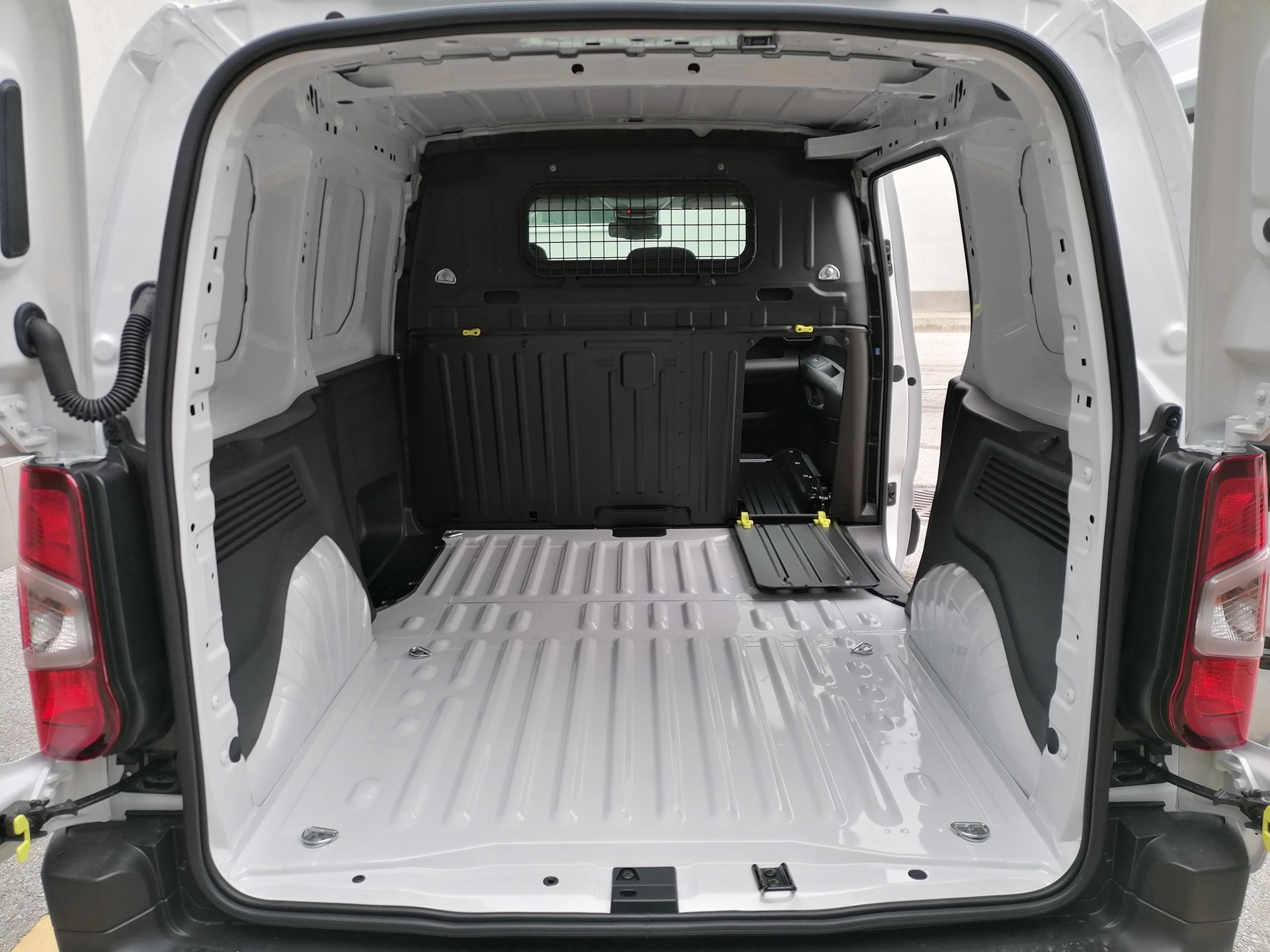 TOYOTA PROACE CITY Van L1 1.5 D Active-image-4