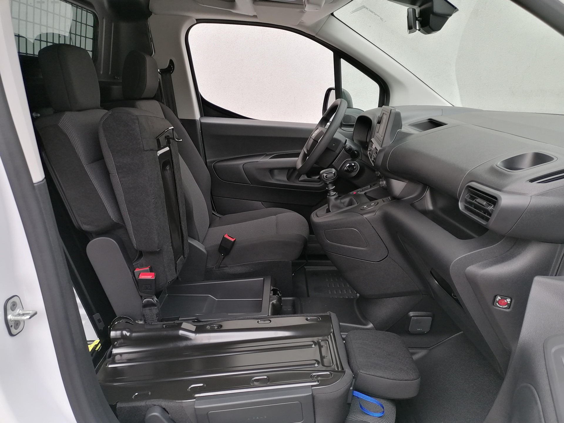 TOYOTA PROACE CITY Van L1 1.5 D Active-image-6
