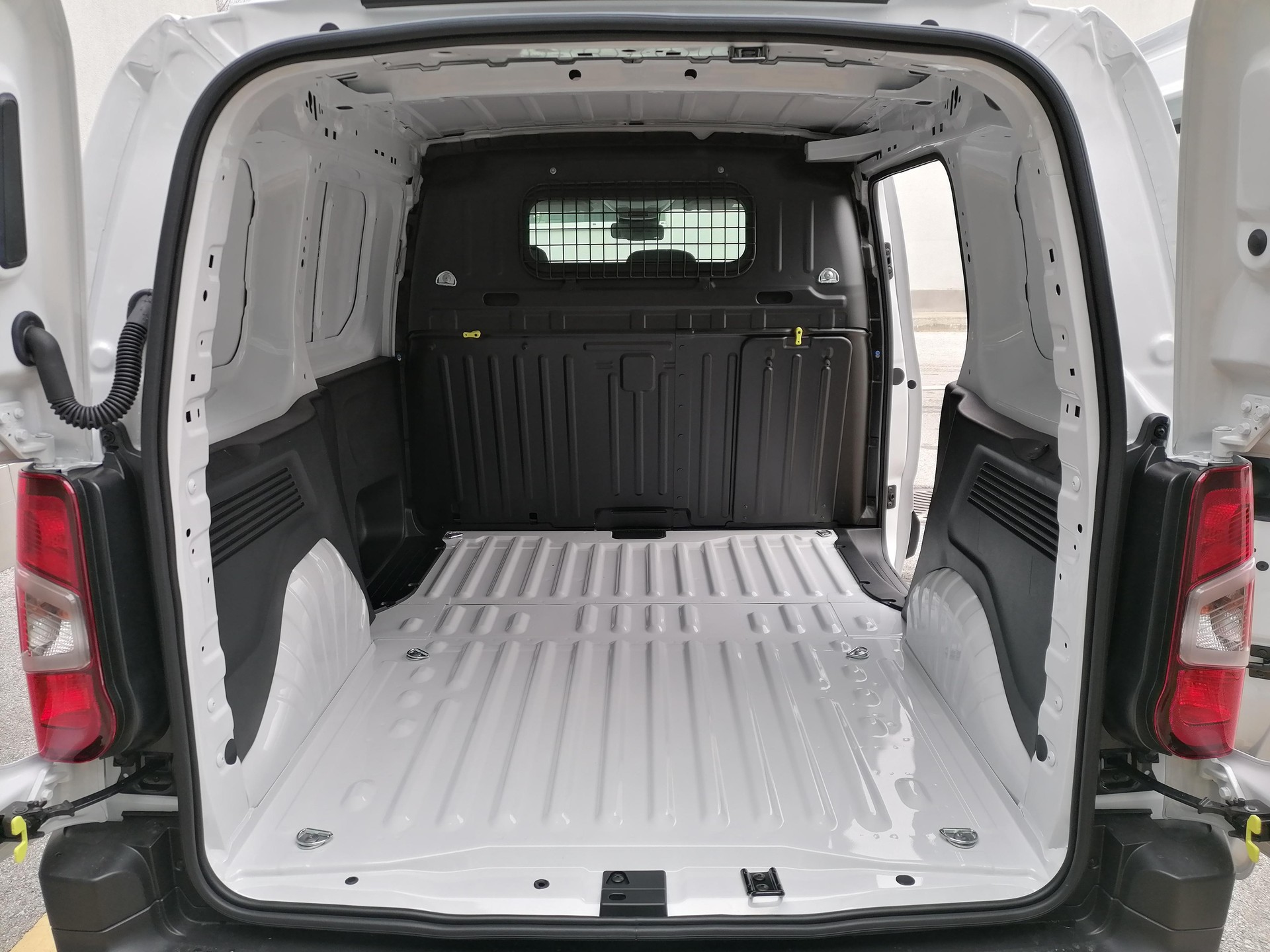 TOYOTA PROACE CITY Van L1 1.5 D Active-image-8