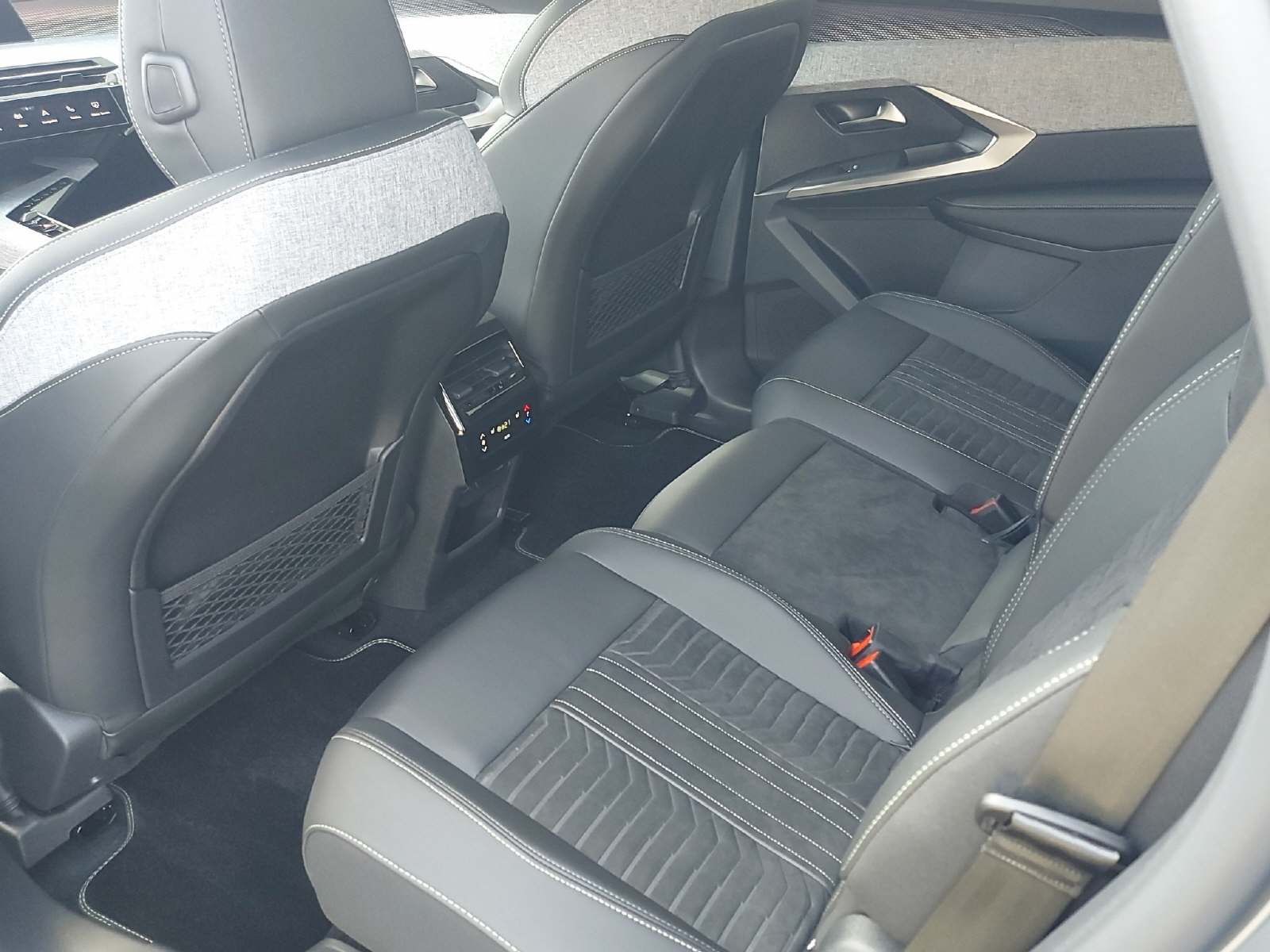 PEUGEOT 5008 1.6 PHEV GT-image-12