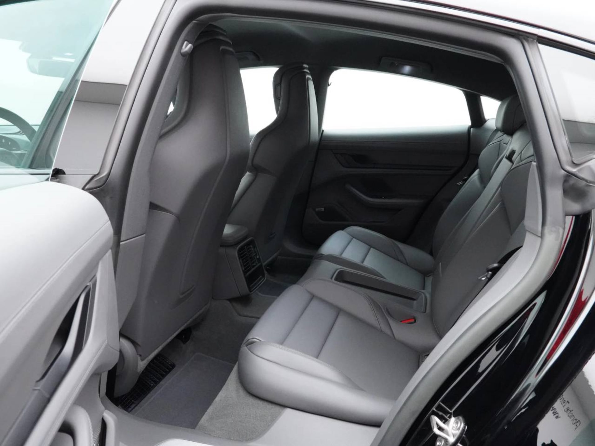 PORSCHE Taycan 4S-image-28