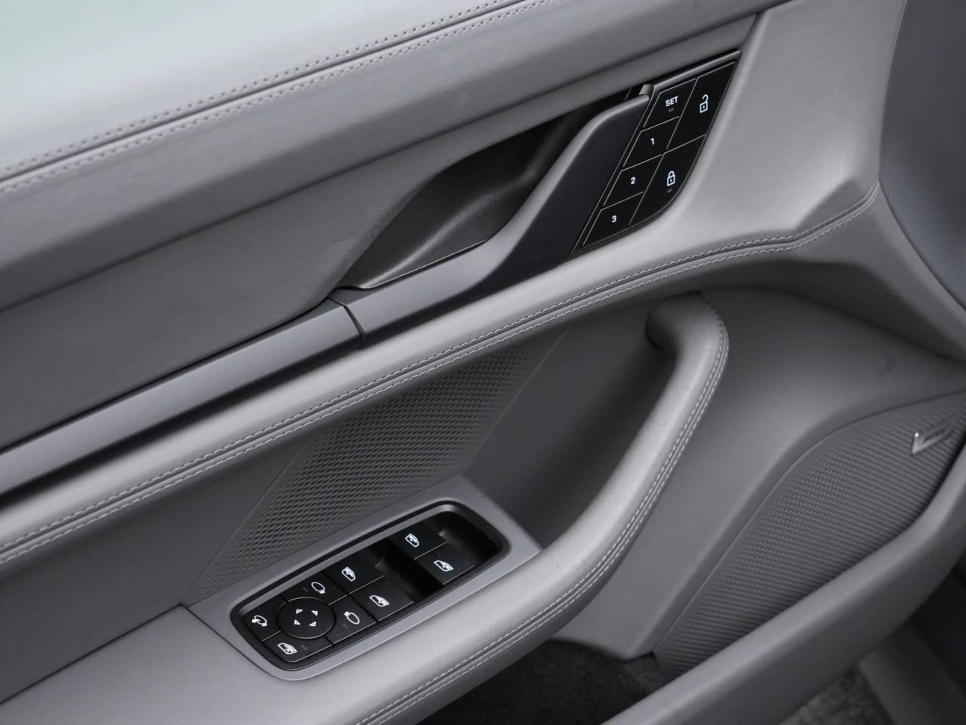 PORSCHE Taycan 4S-image-21