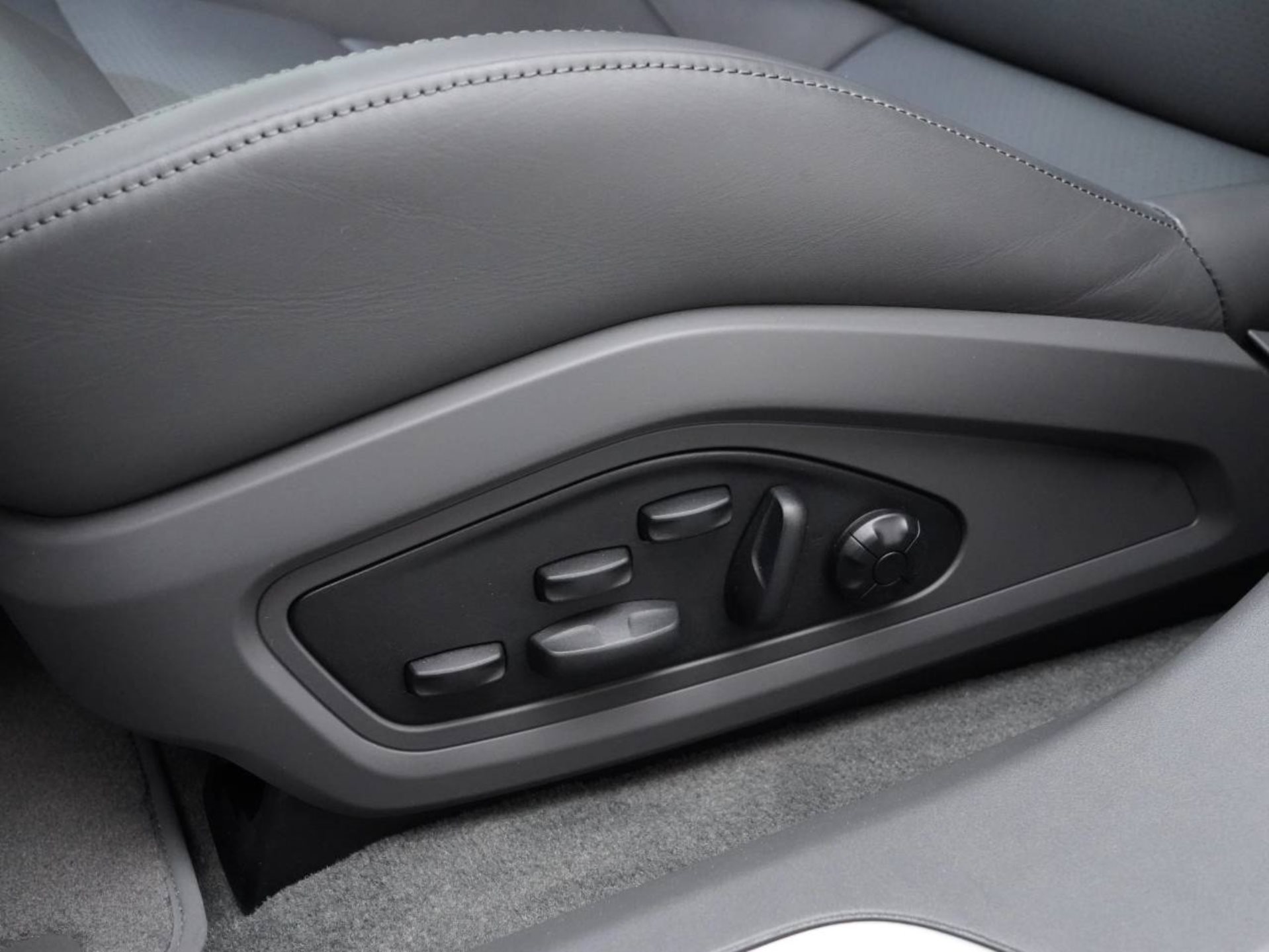 PORSCHE Taycan 4S-image-22