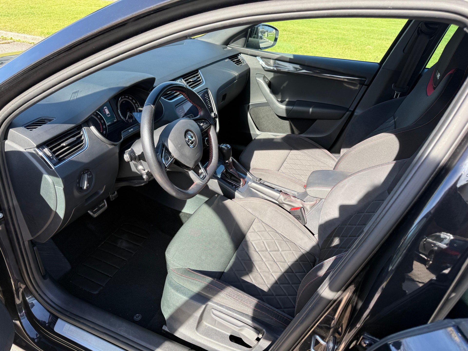 SKODA Octavia Combi 2.0 TDI RS 4x4 DSG-image-9