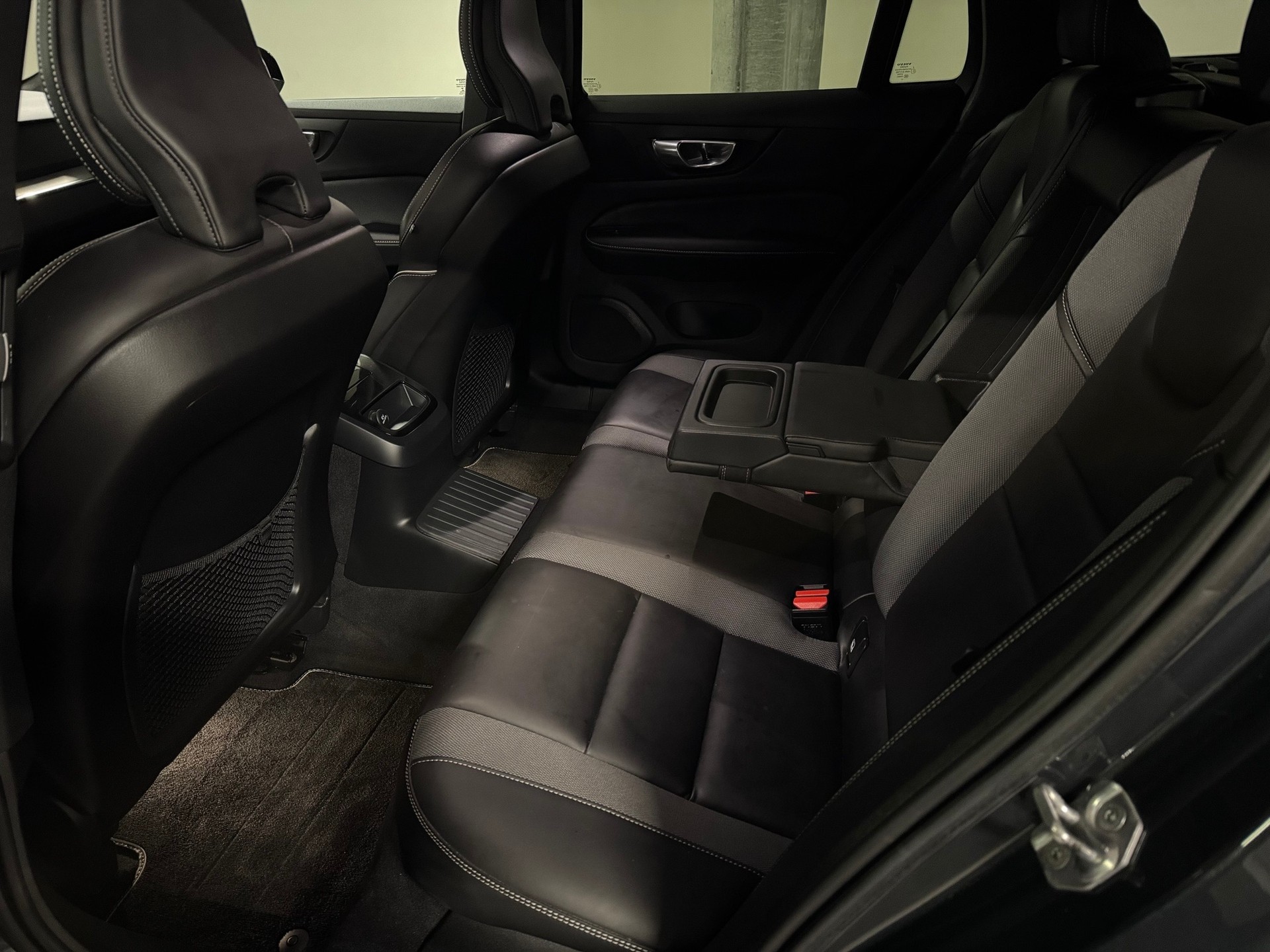 VOLVO V60 T8 eAWD Twin Engine R-Design Geartronic-image-9