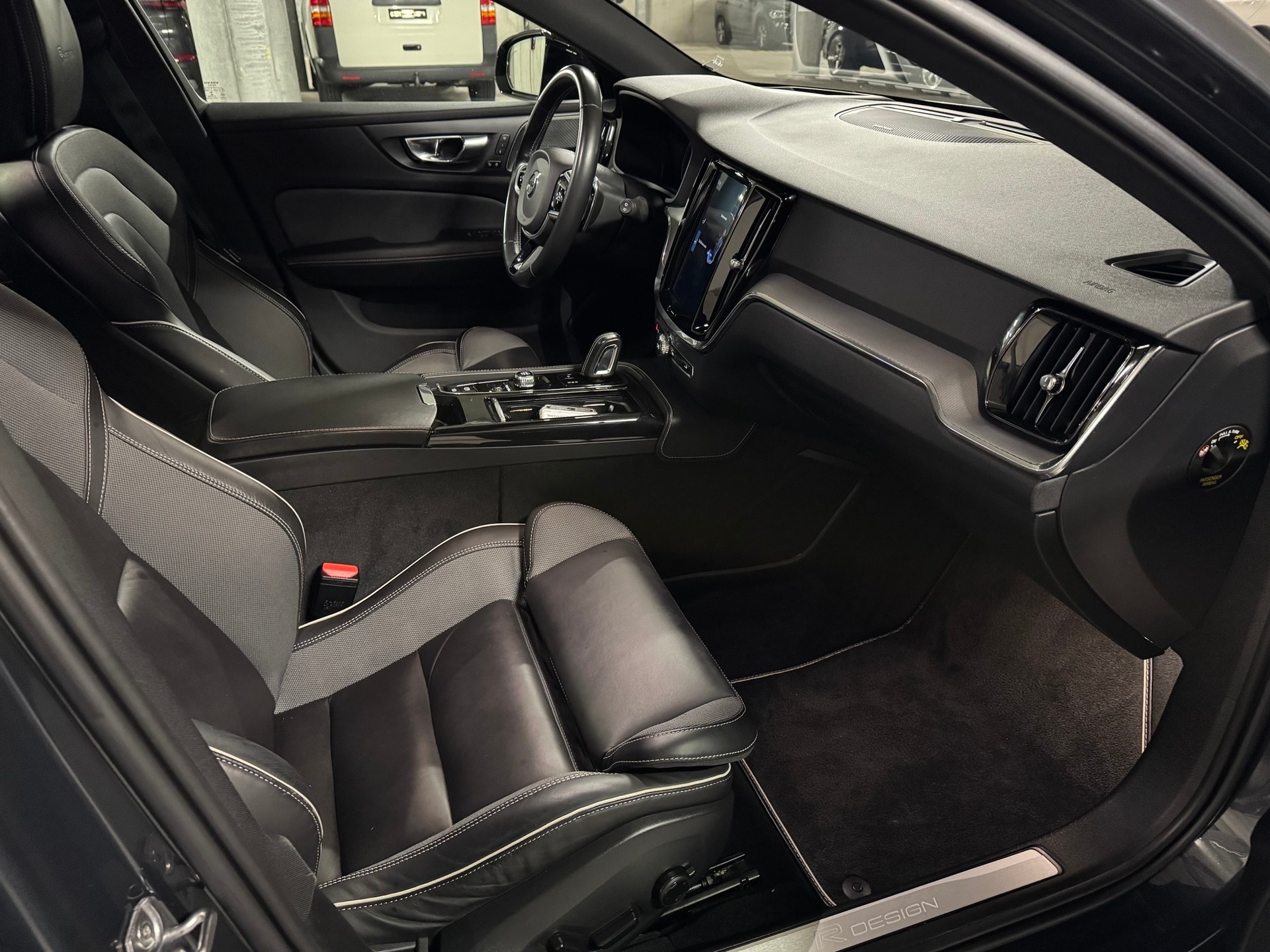 VOLVO V60 T8 eAWD Twin Engine R-Design Geartronic-image-7