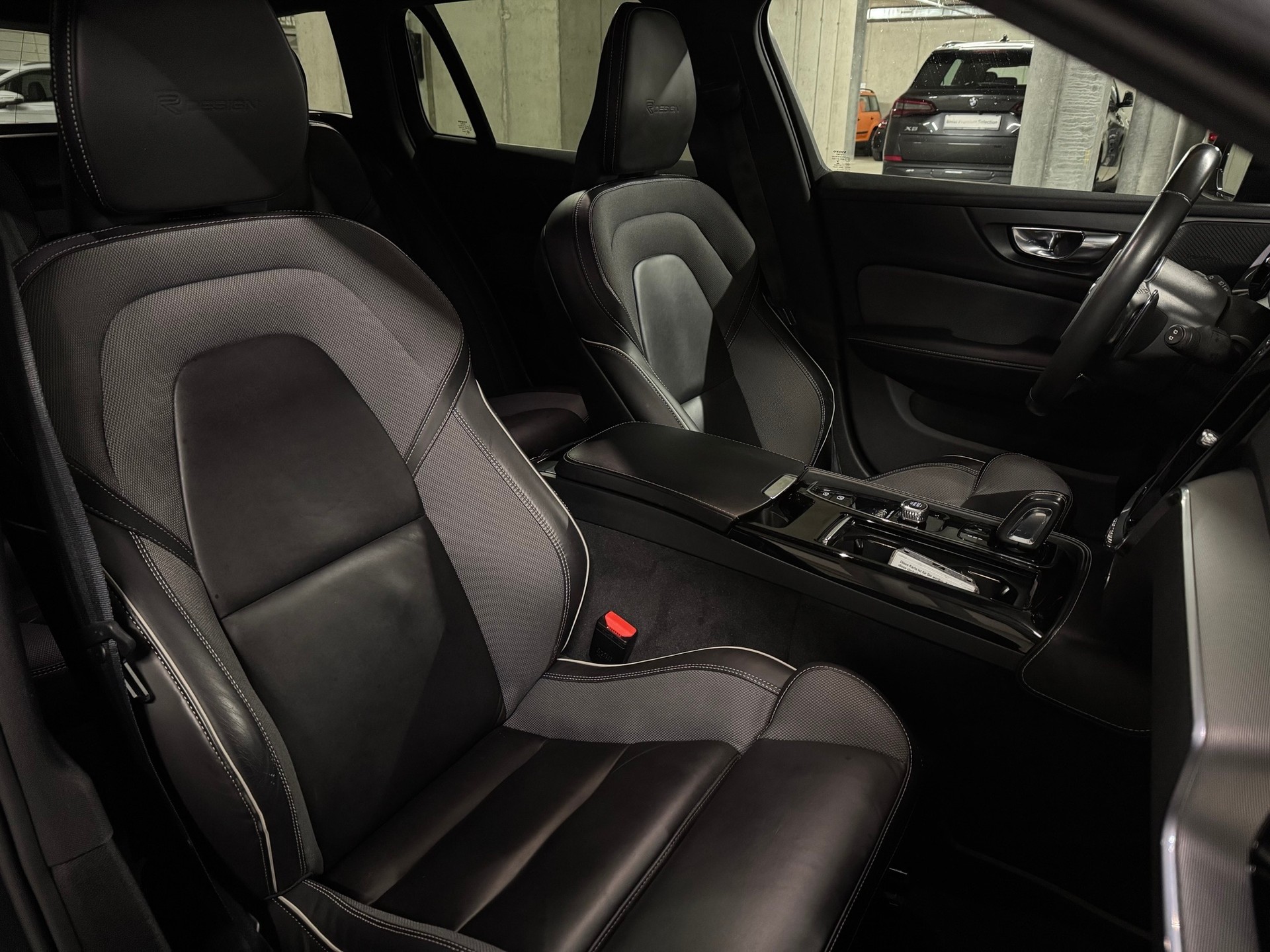 VOLVO V60 T8 eAWD Twin Engine R-Design Geartronic-image-8