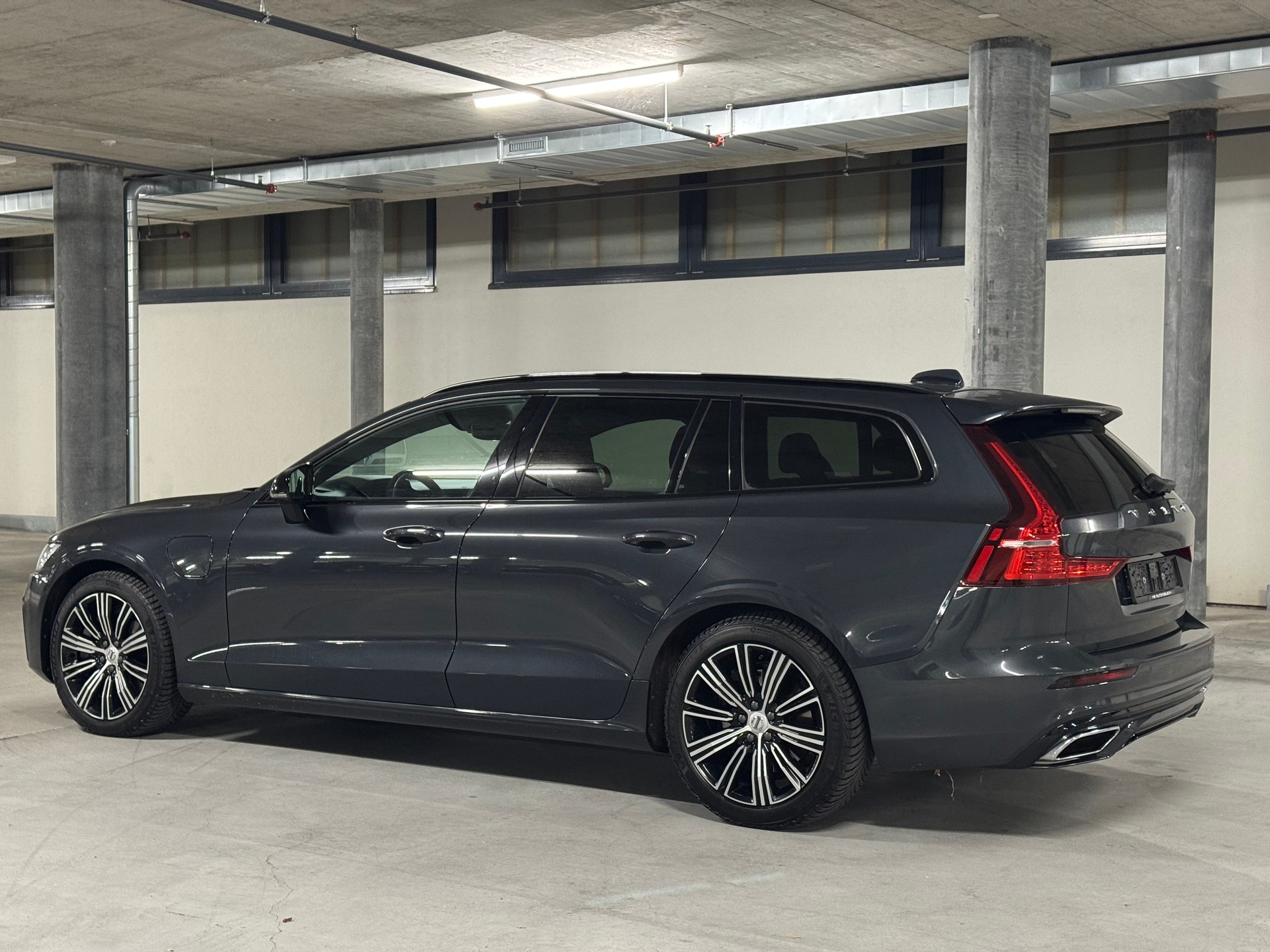 VOLVO V60 T8 eAWD Twin Engine R-Design Geartronic-image-1