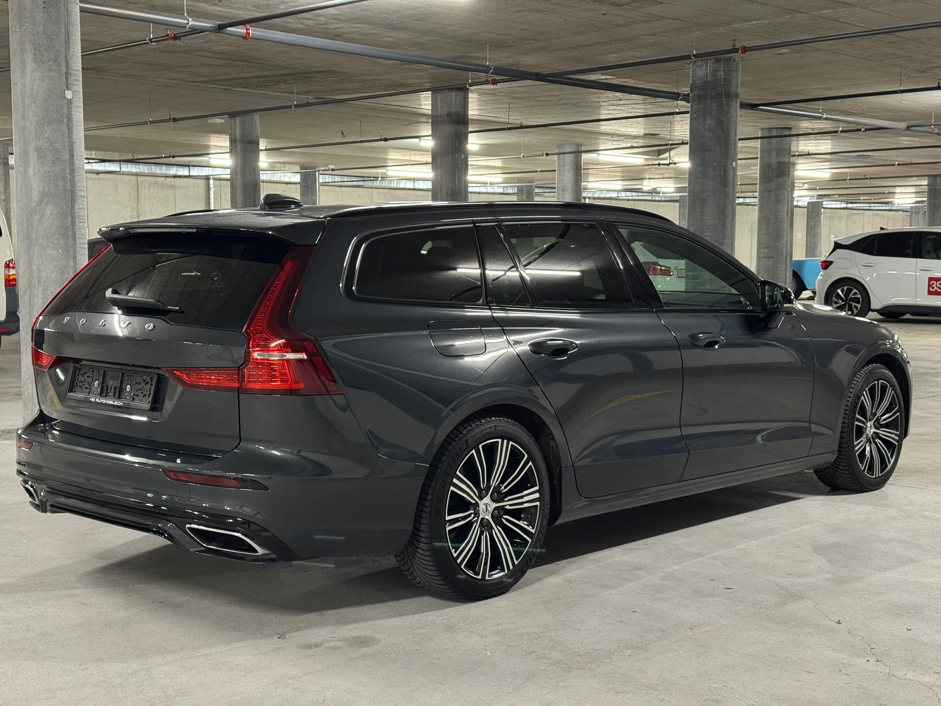 VOLVO V60 T8 eAWD Twin Engine R-Design Geartronic-image-3