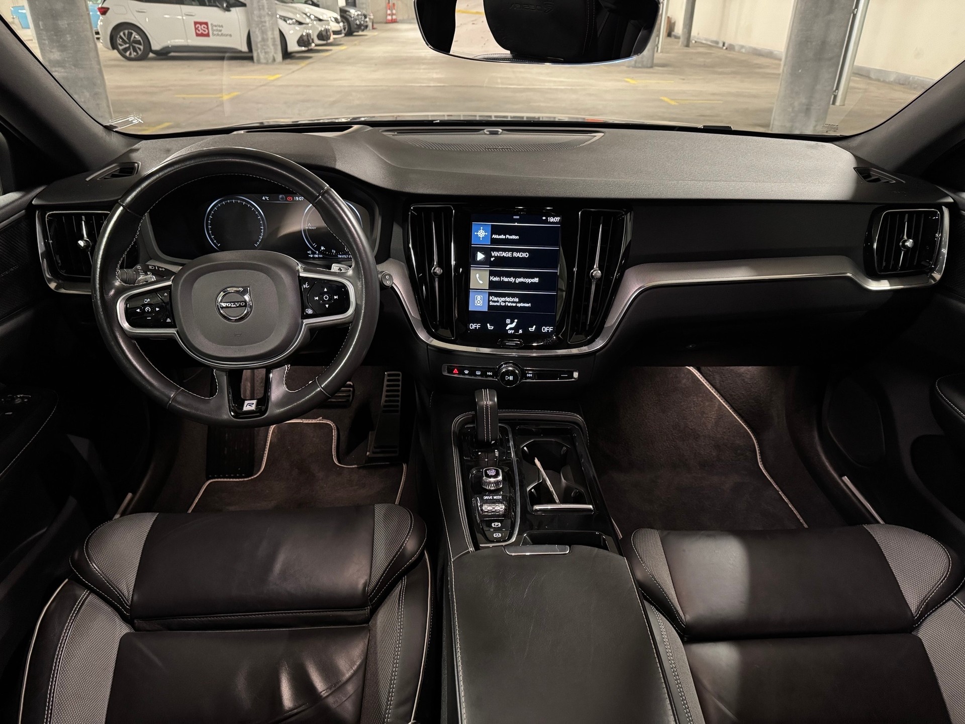 VOLVO V60 T8 eAWD Twin Engine R-Design Geartronic-image-6