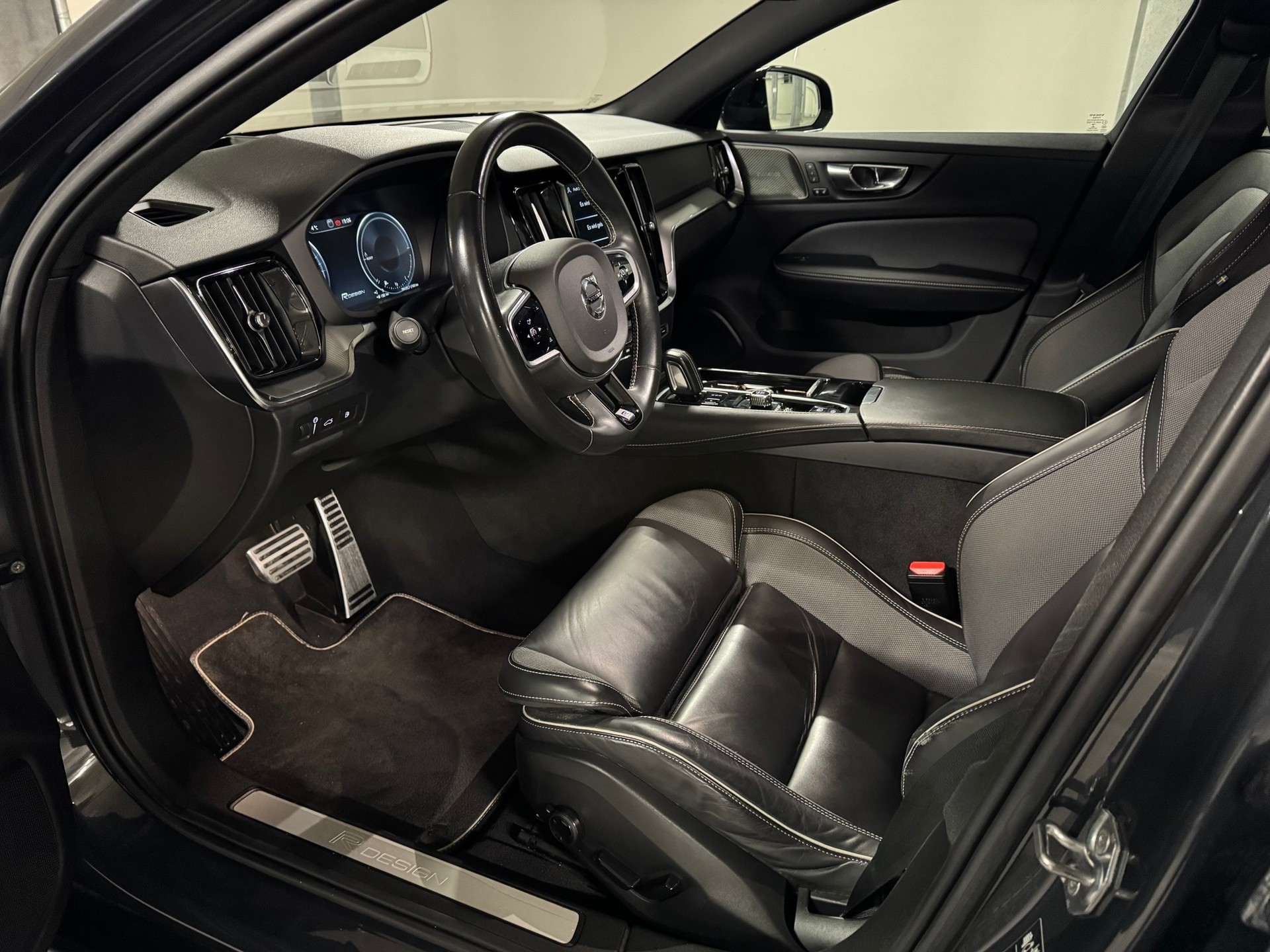 VOLVO V60 T8 eAWD Twin Engine R-Design Geartronic-image-5