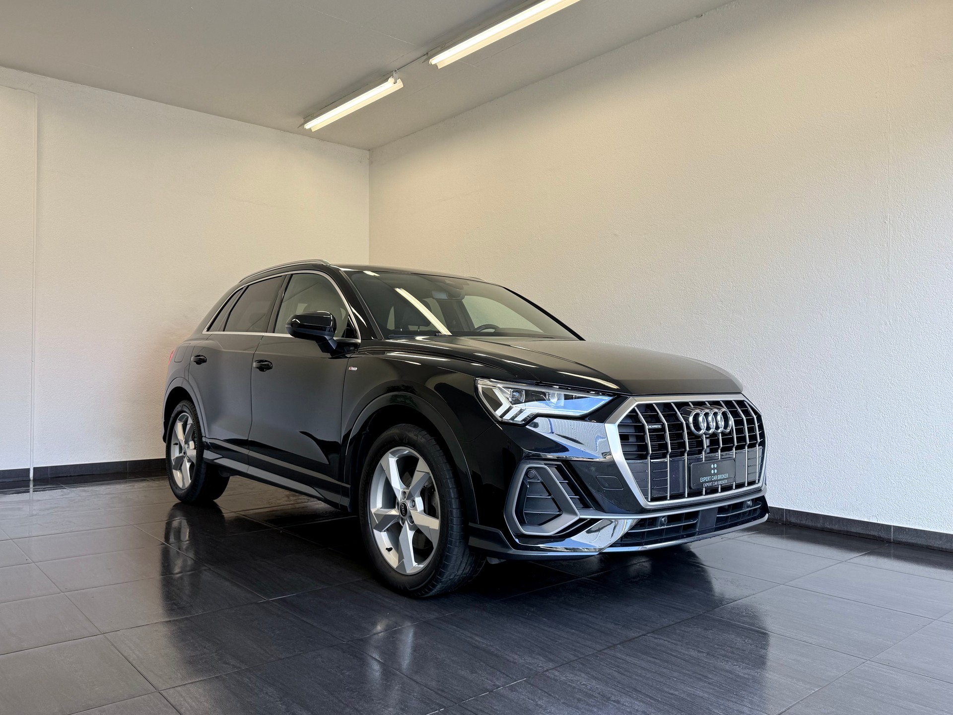 AUDI Q3 45 TFSI S line quattro S-tronic-image-1