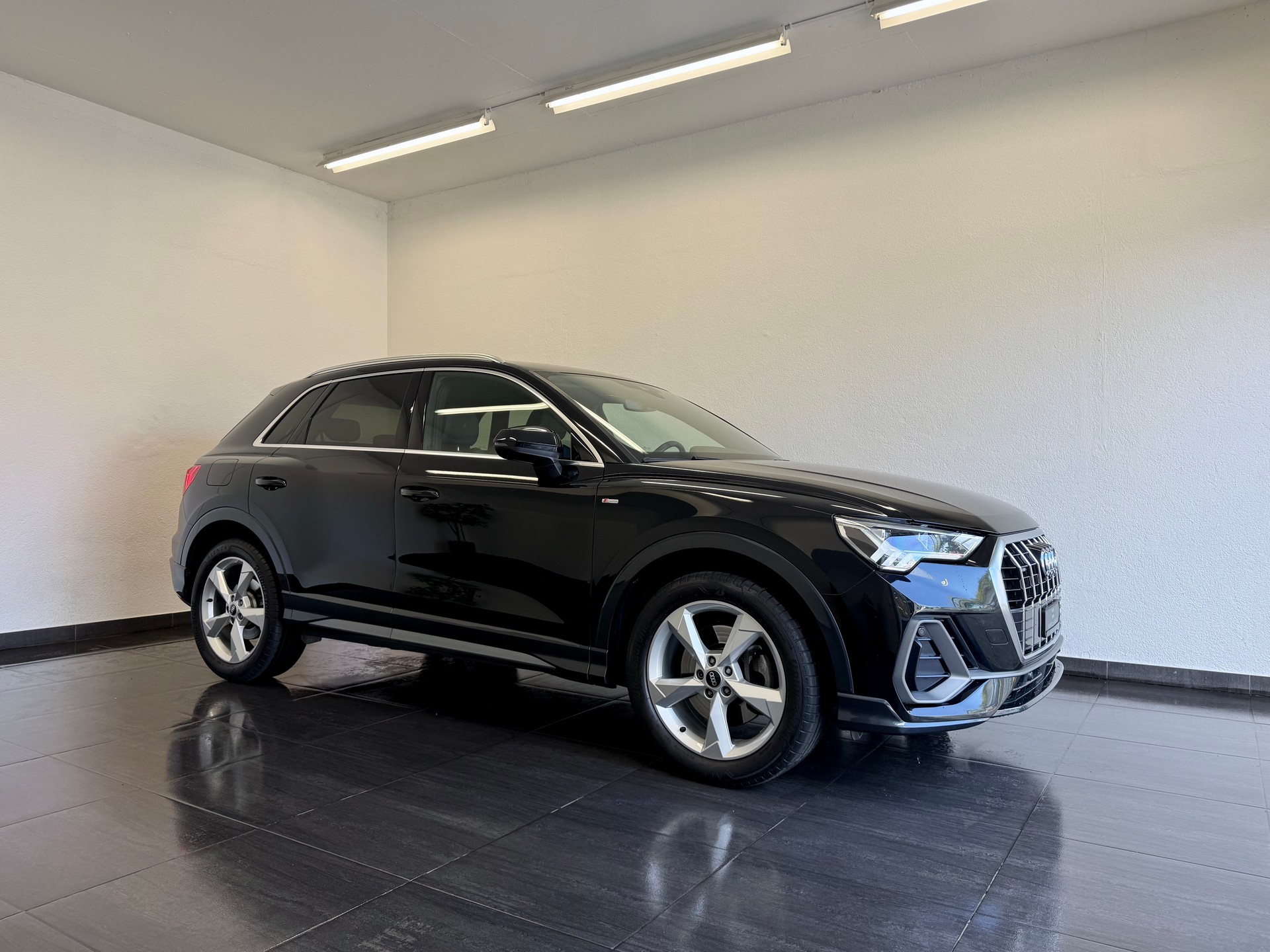 AUDI Q3 45 TFSI S line quattro S-tronic-image-0