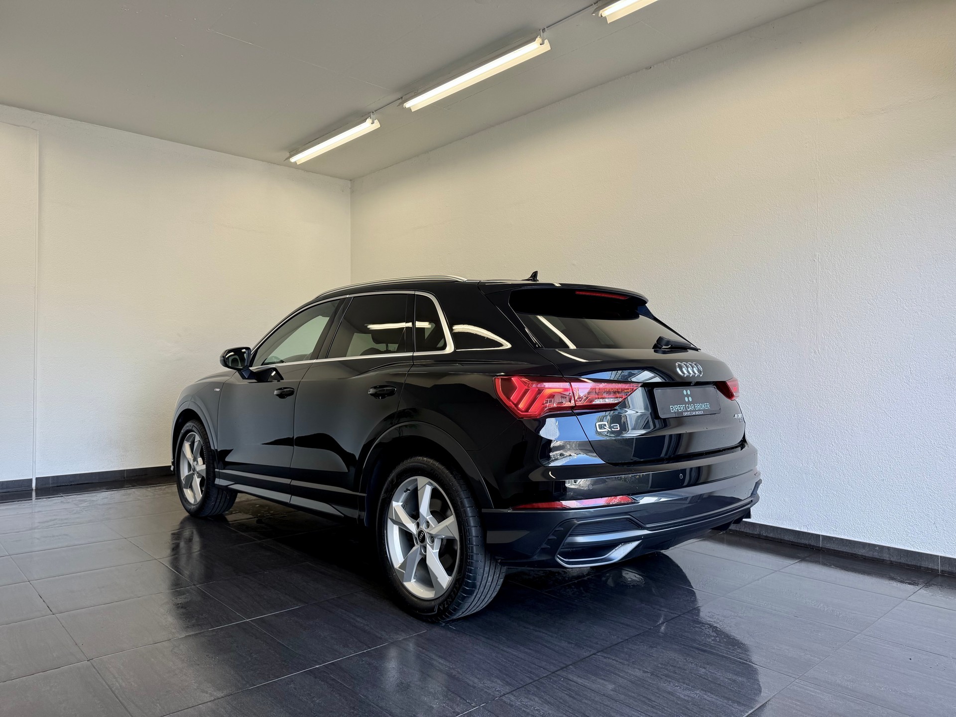 AUDI Q3 45 TFSI S line quattro S-tronic-image-9