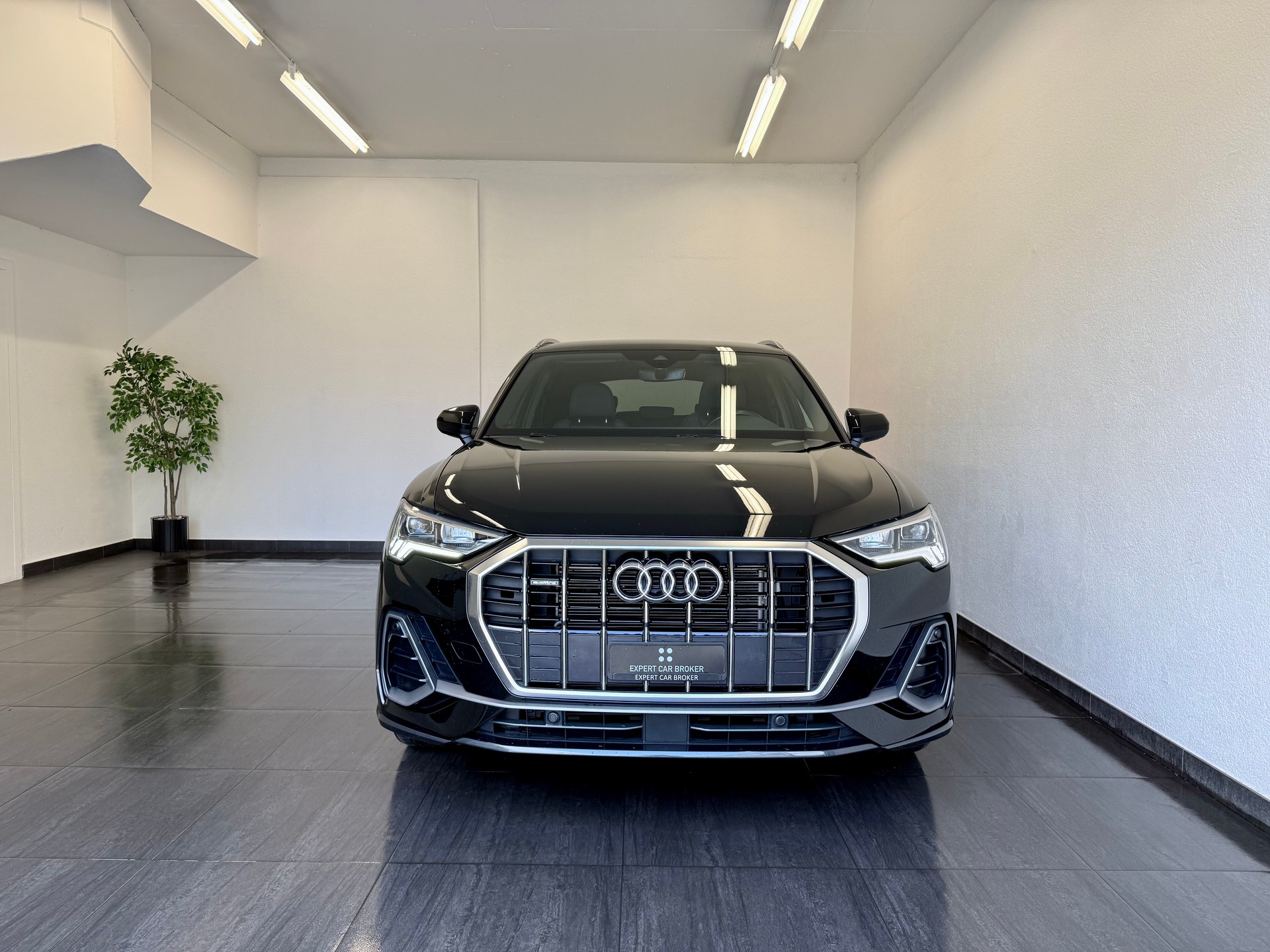 AUDI Q3 45 TFSI S line quattro S-tronic-image-3