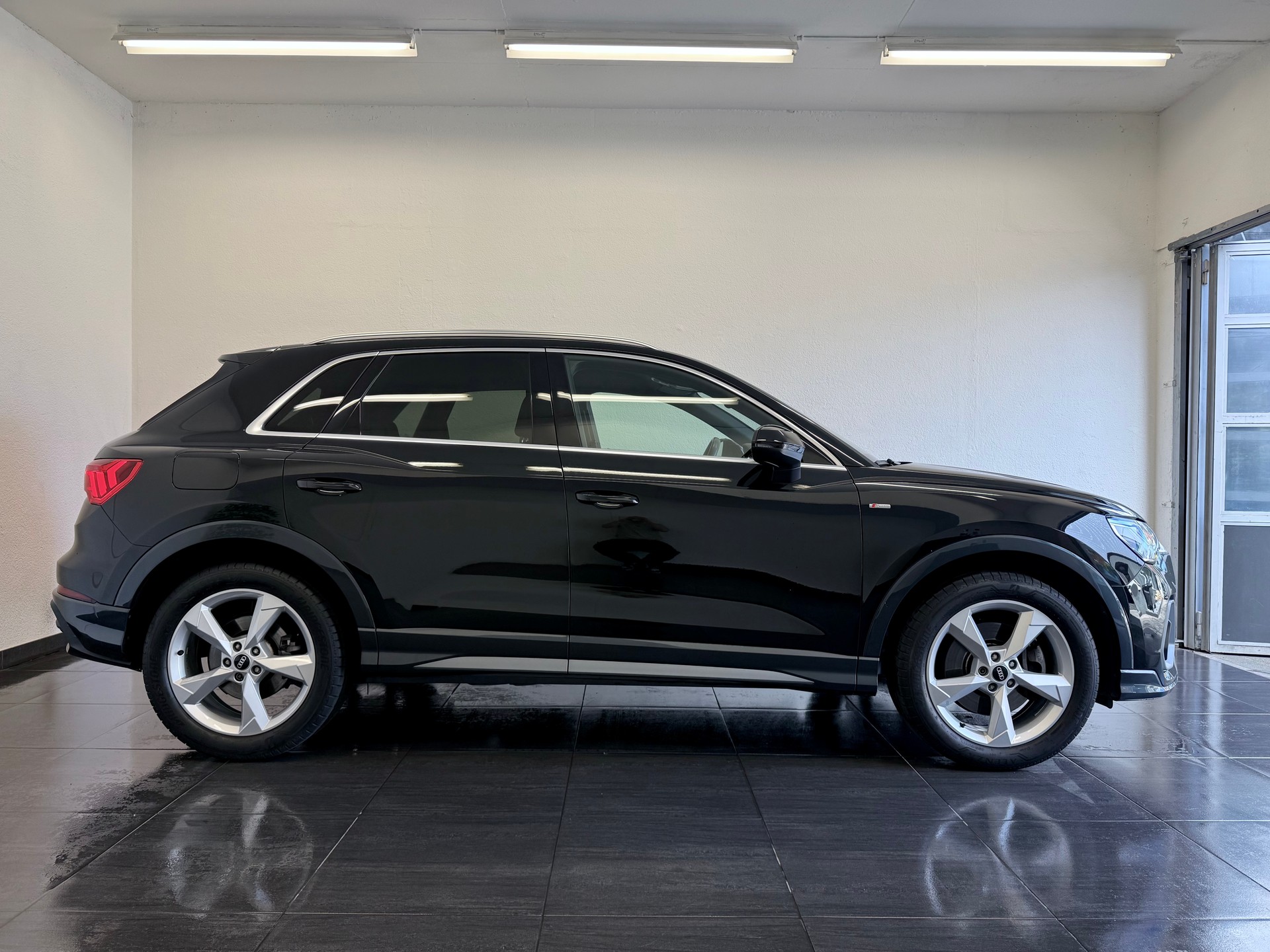 AUDI Q3 45 TFSI S line quattro S-tronic-image-4