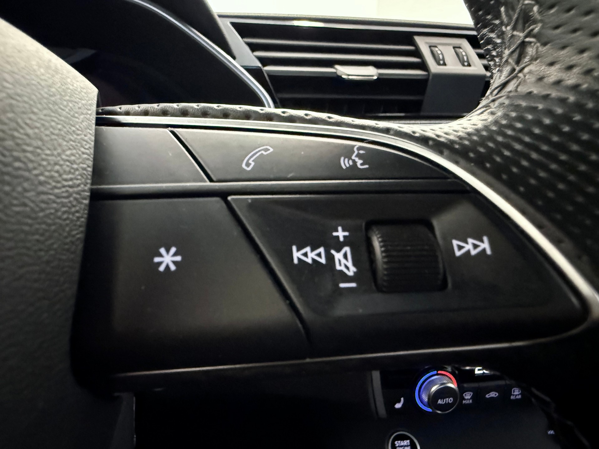 AUDI Q3 45 TFSI S line quattro S-tronic-image-30