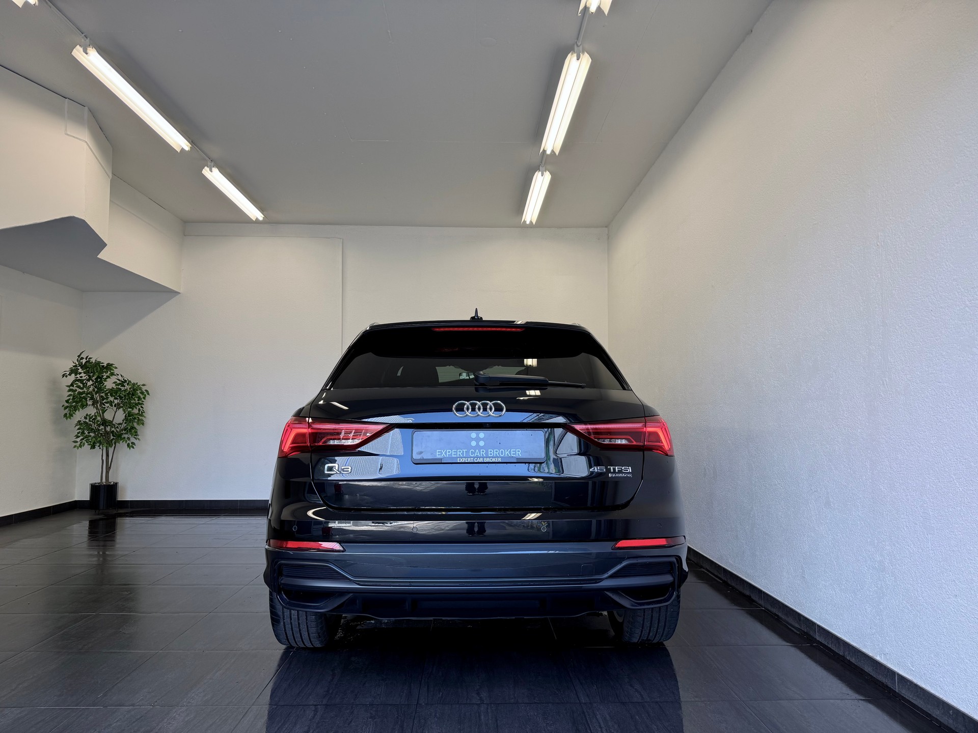 AUDI Q3 45 TFSI S line quattro S-tronic-image-11
