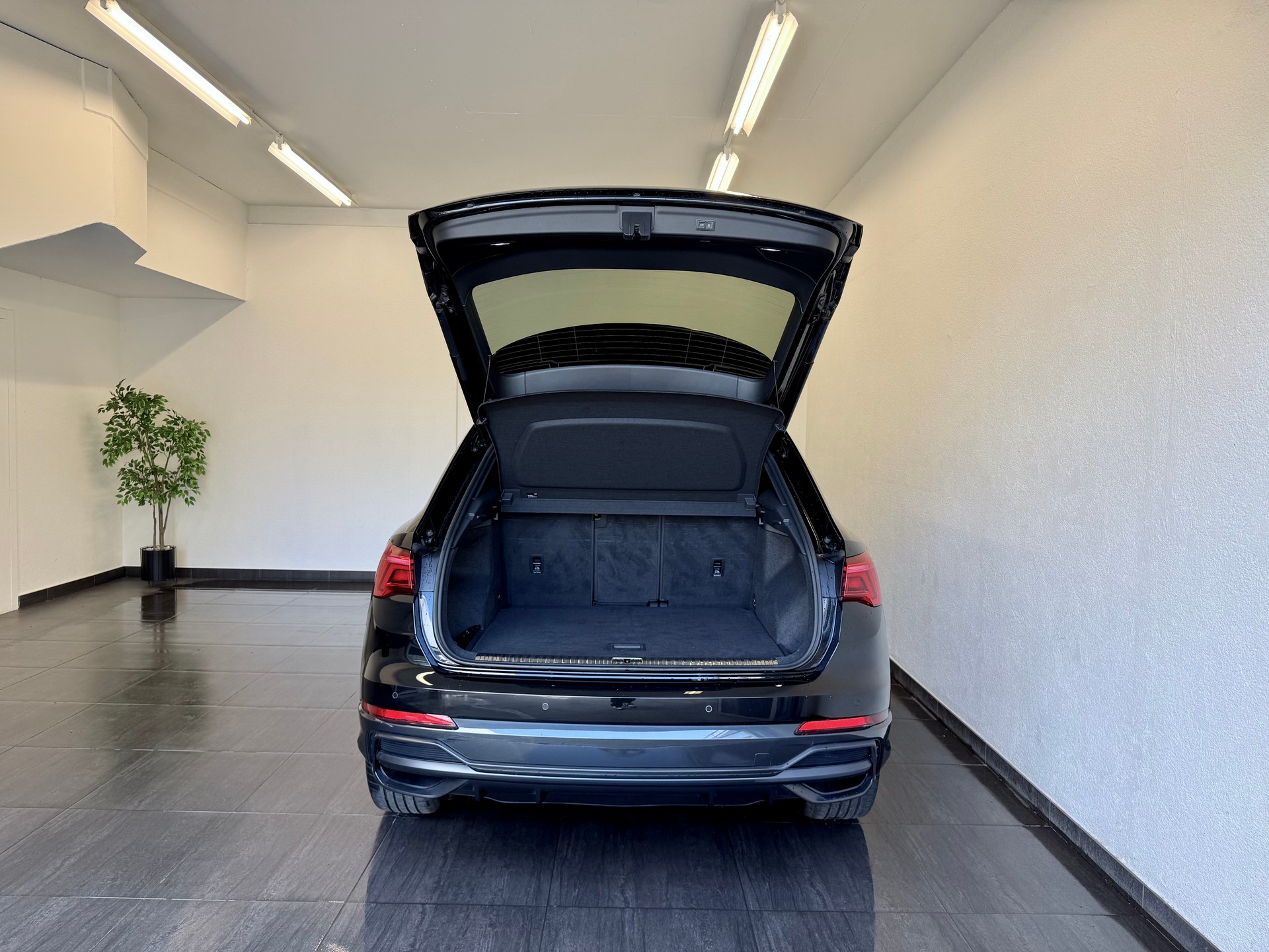 AUDI Q3 45 TFSI S line quattro S-tronic-image-12