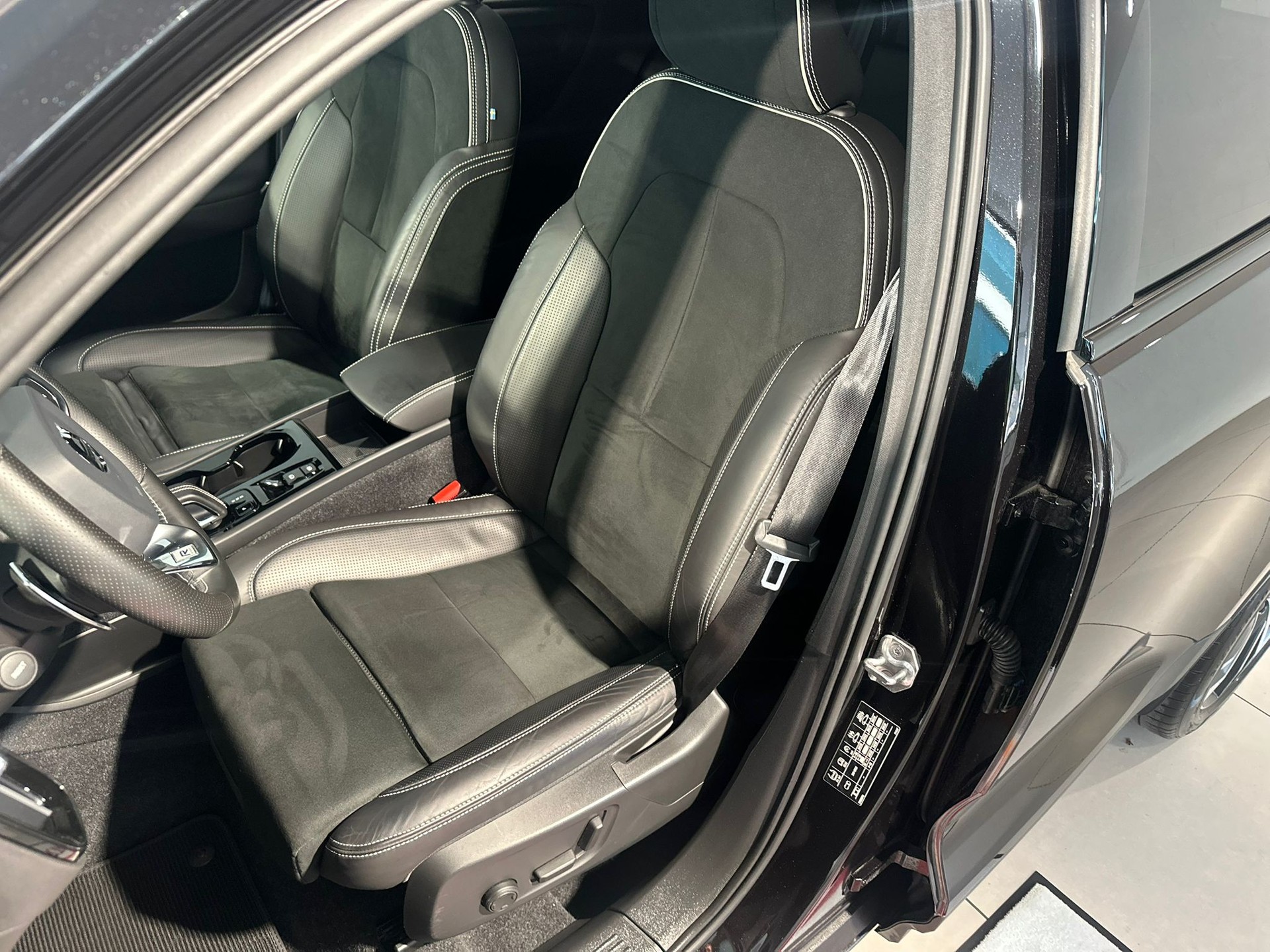 VOLVO XC40 T5 TwE R-Design-image-5