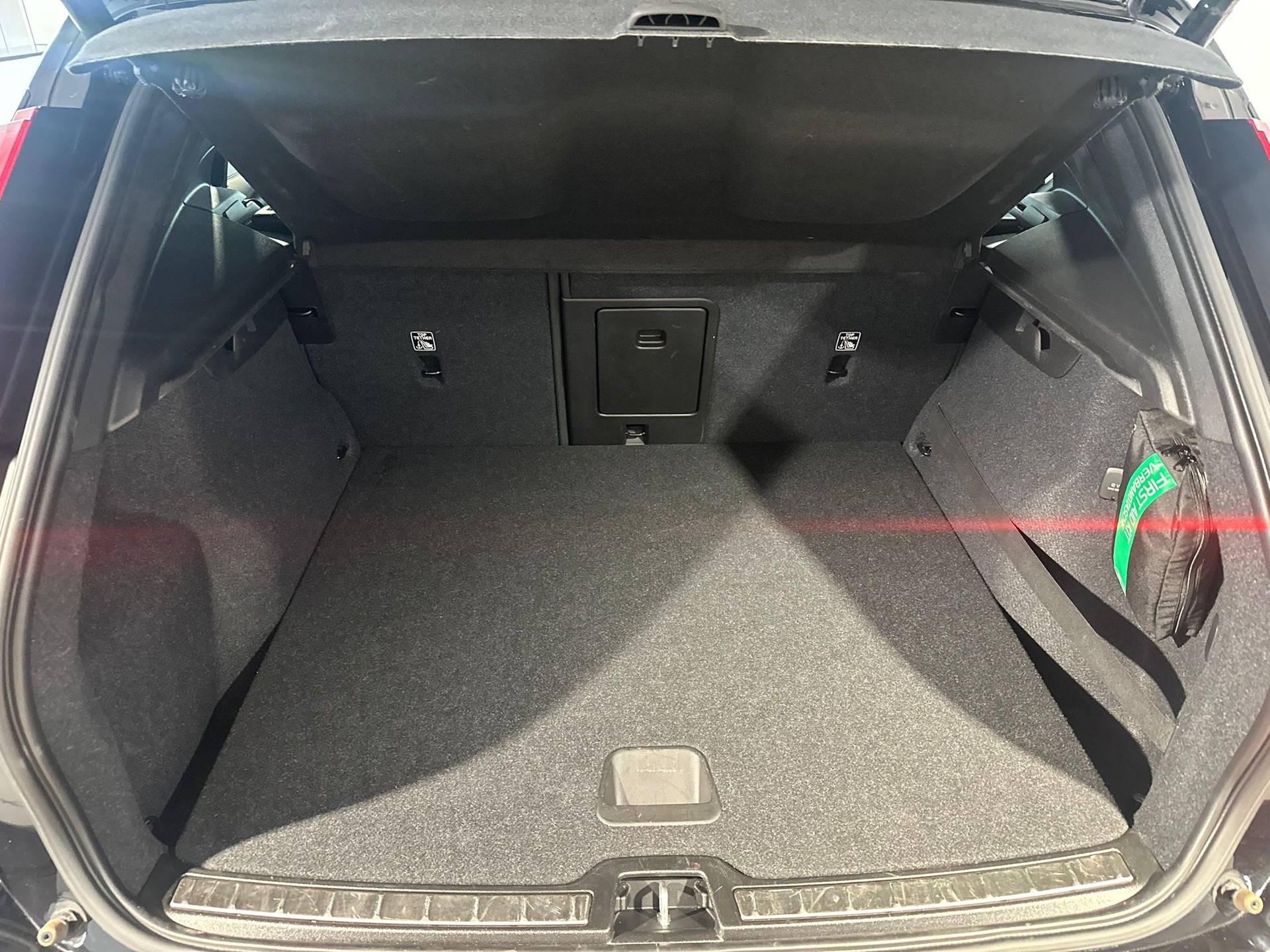 VOLVO XC40 T5 TwE R-Design-image-4