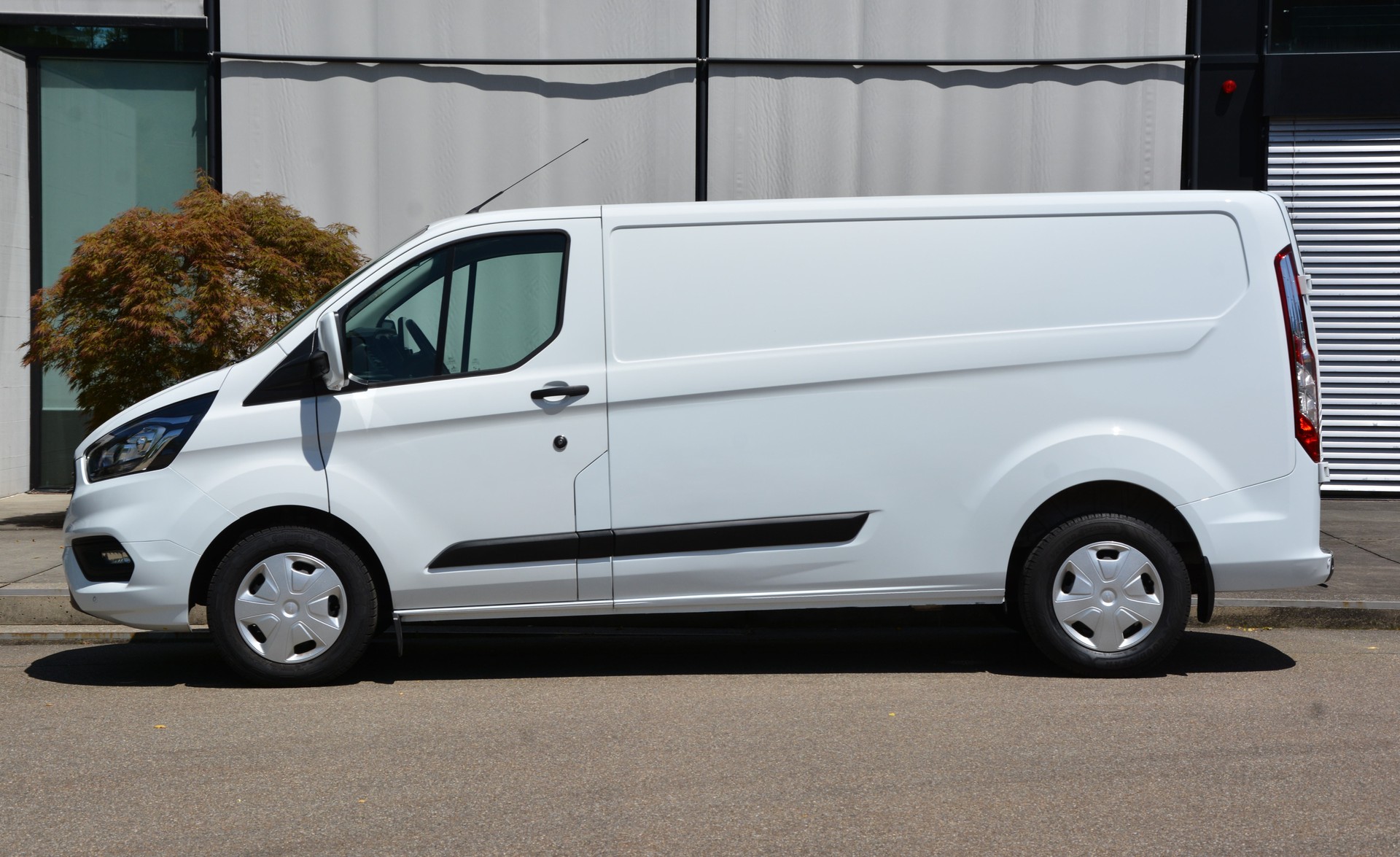 FORD Transit Custom Van 300 L2H1 Trend A-image-5