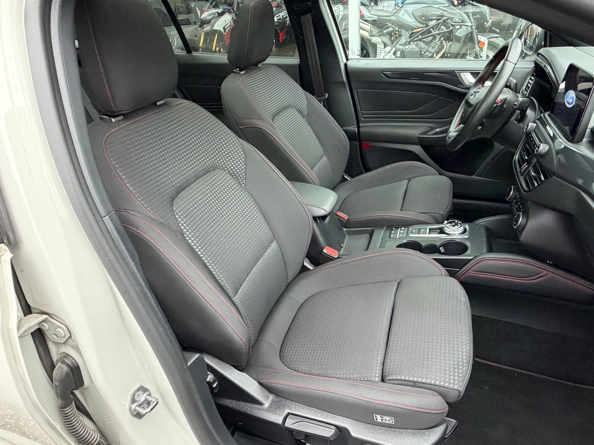 FORD Focus 2.0 TDCi ST Line Automatic-image-12