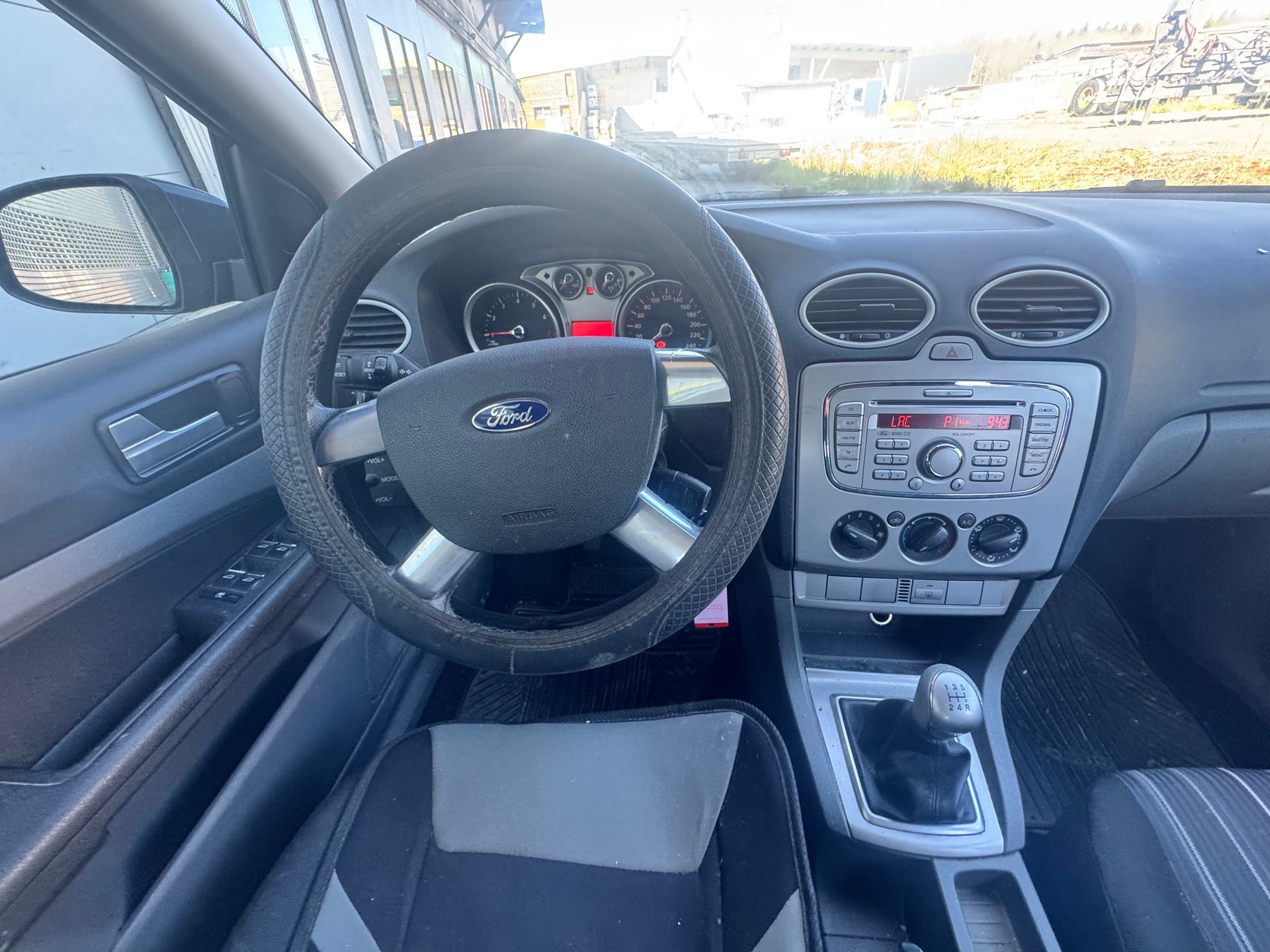 FORD Focus 1.8i Titanium-image-8