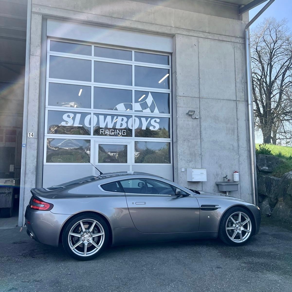 ASTON MARTIN V8 Vantage 4.3-image-3
