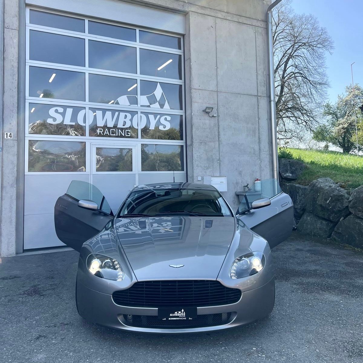 ASTON MARTIN V8 Vantage 4.3-image-10