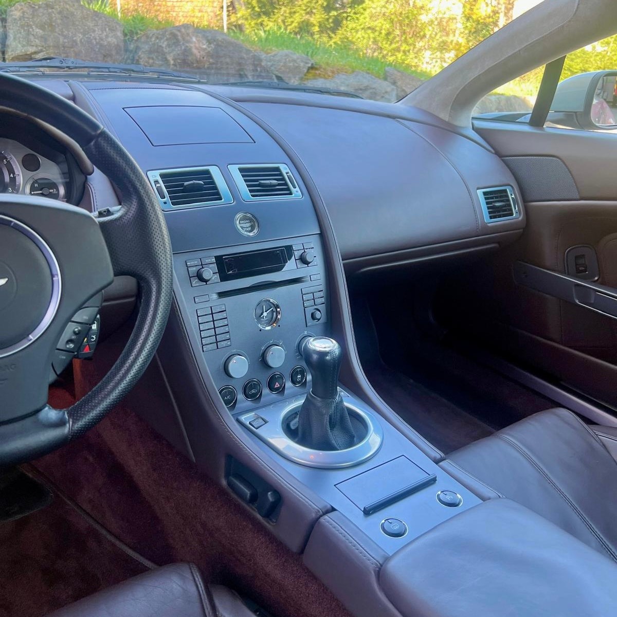 ASTON MARTIN V8 Vantage 4.3-image-8