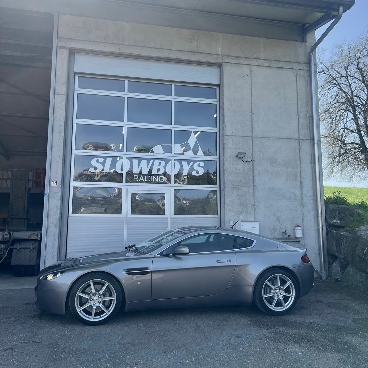 ASTON MARTIN V8 Vantage 4.3-image-2