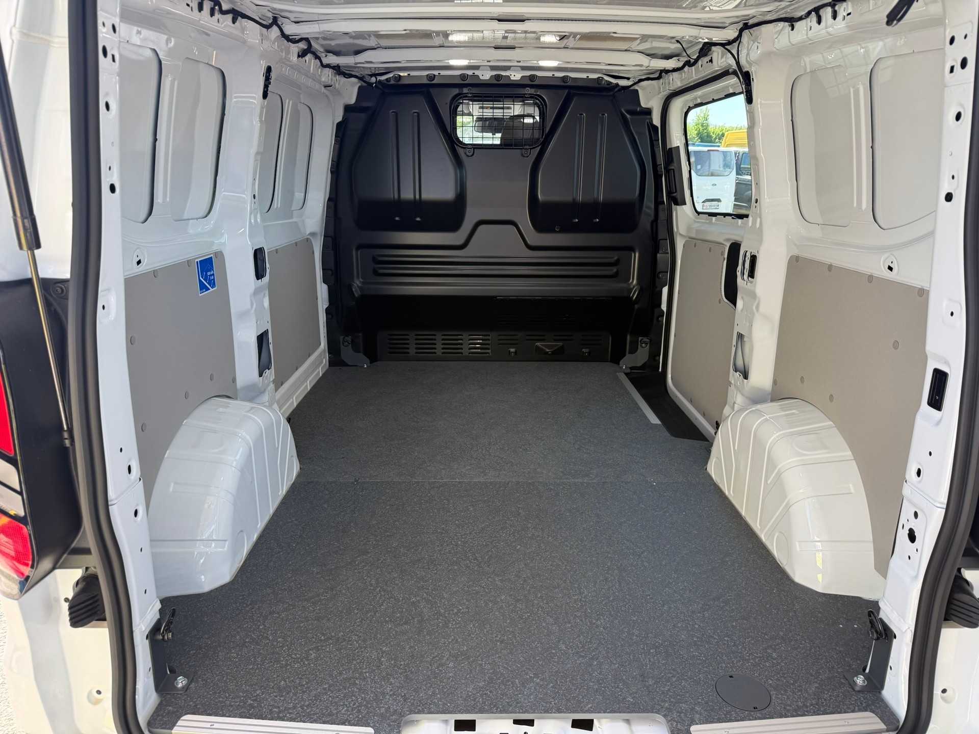 FORD Transit Custom Van PHEV 320 L1H1 Trend Automat-image-6