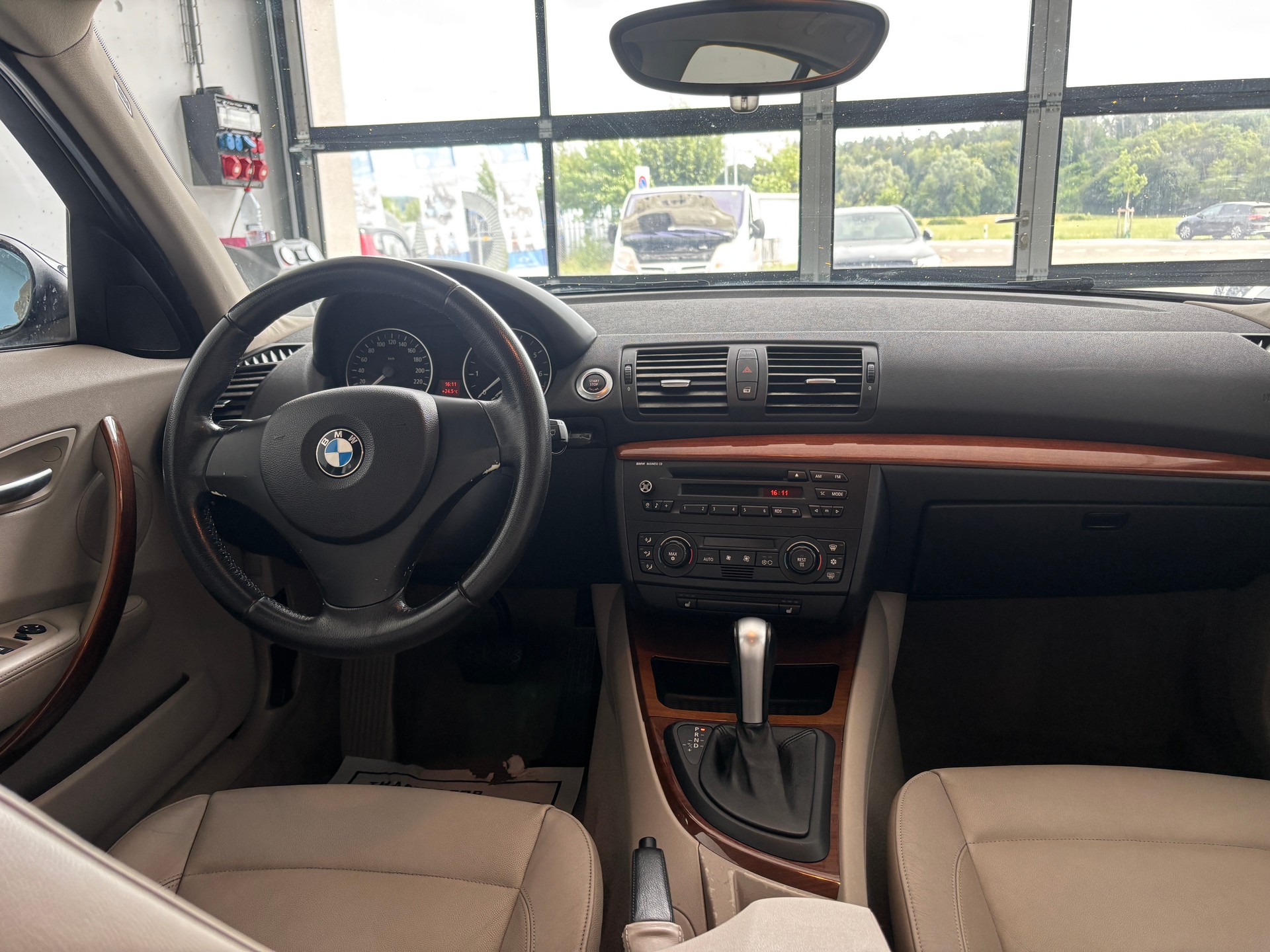 BMW 118i-image-6