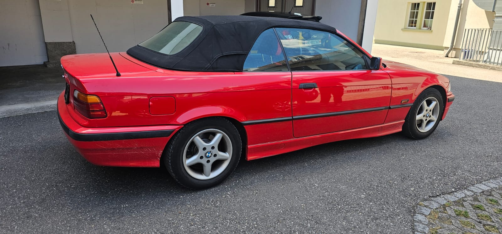 BMW 318i-image-2