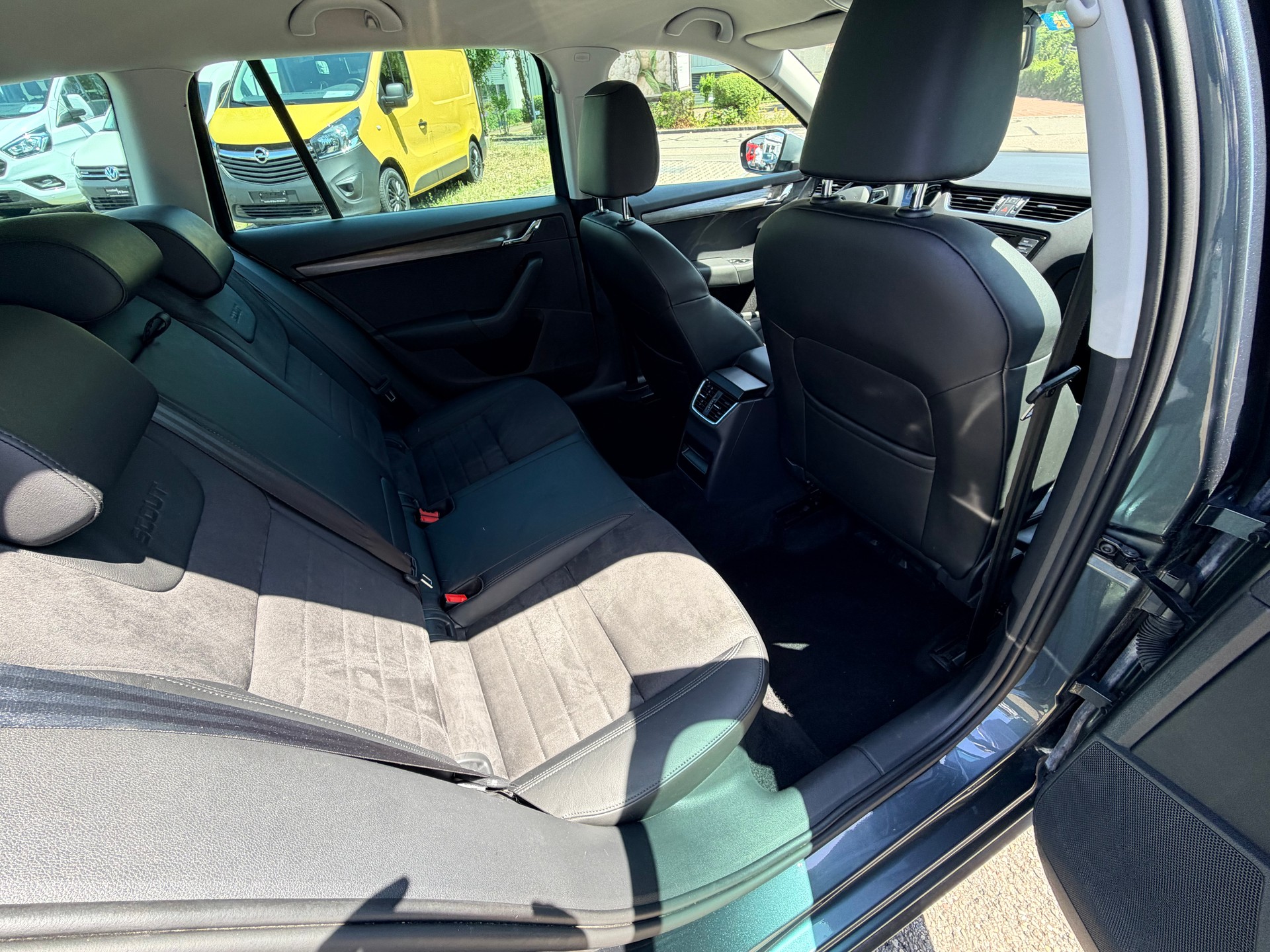 SKODA Octavia Combi 2.0 TDI Scout 4x4 DSG-image-10