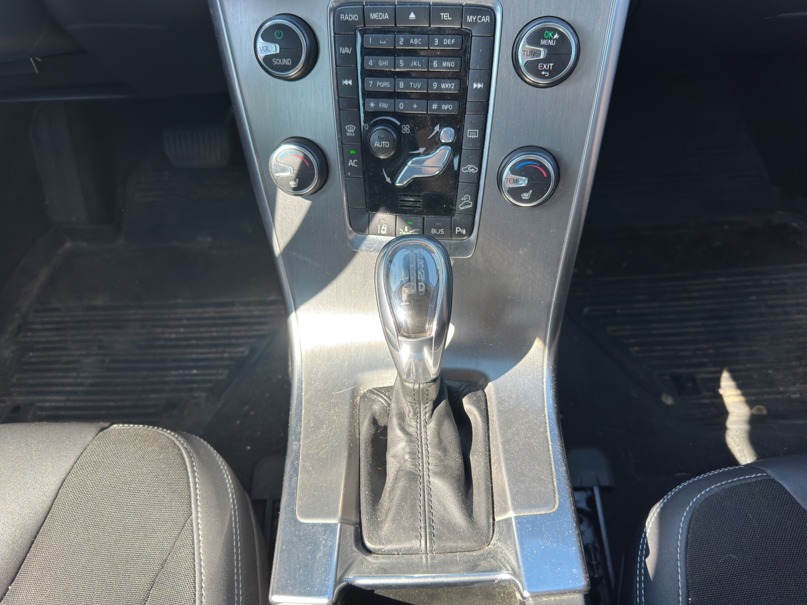 VOLVO XC60 D4 AWD Momentum Geartronic-image-9