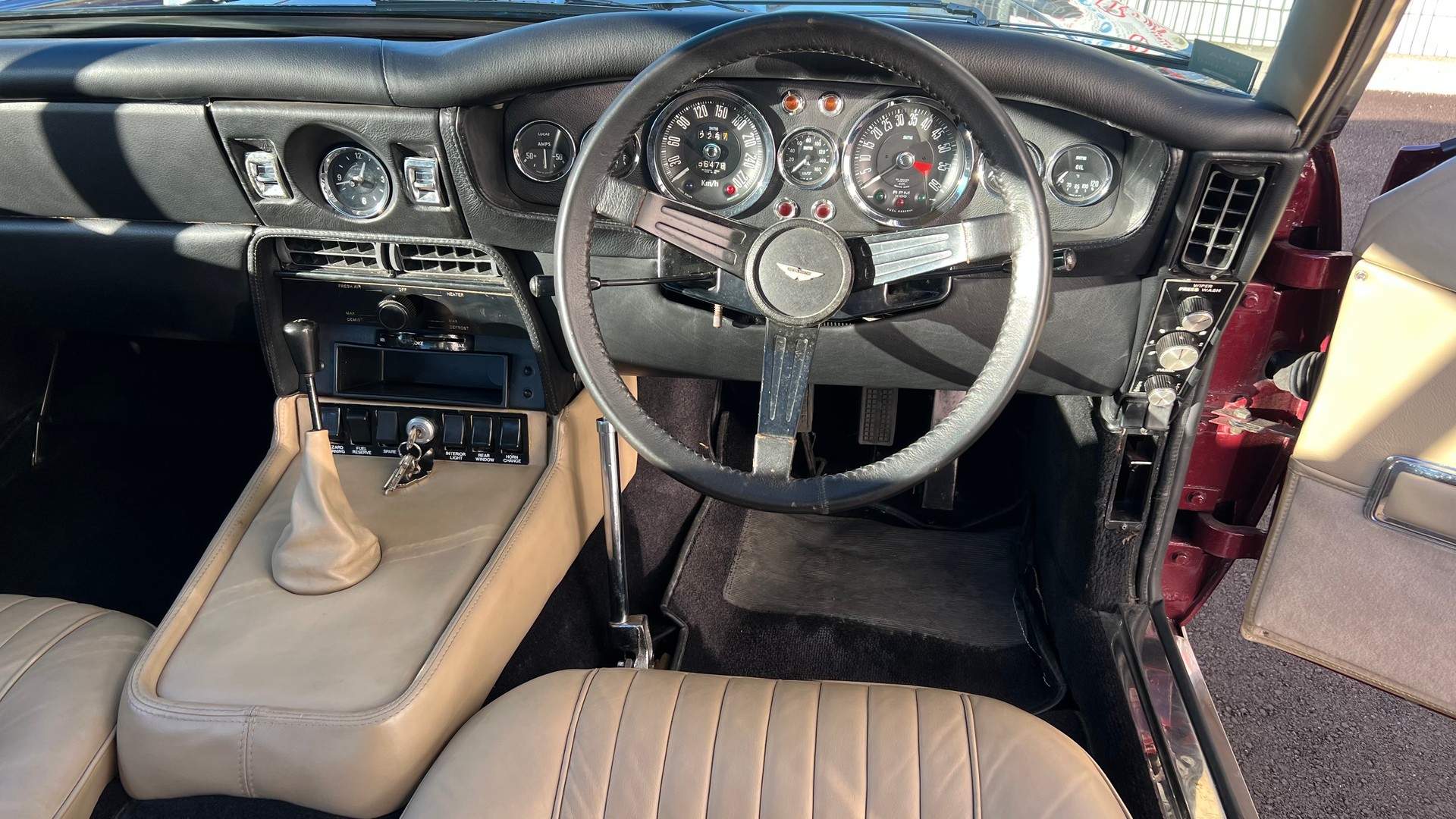 ASTON MARTIN DBS conduite à droite-image-10