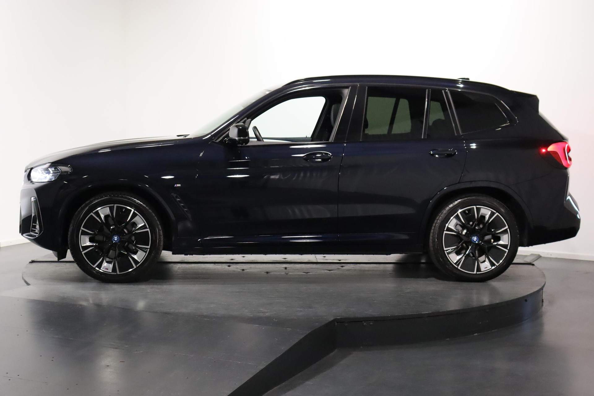 BMW iX3 E-Motor-showroom-element-1