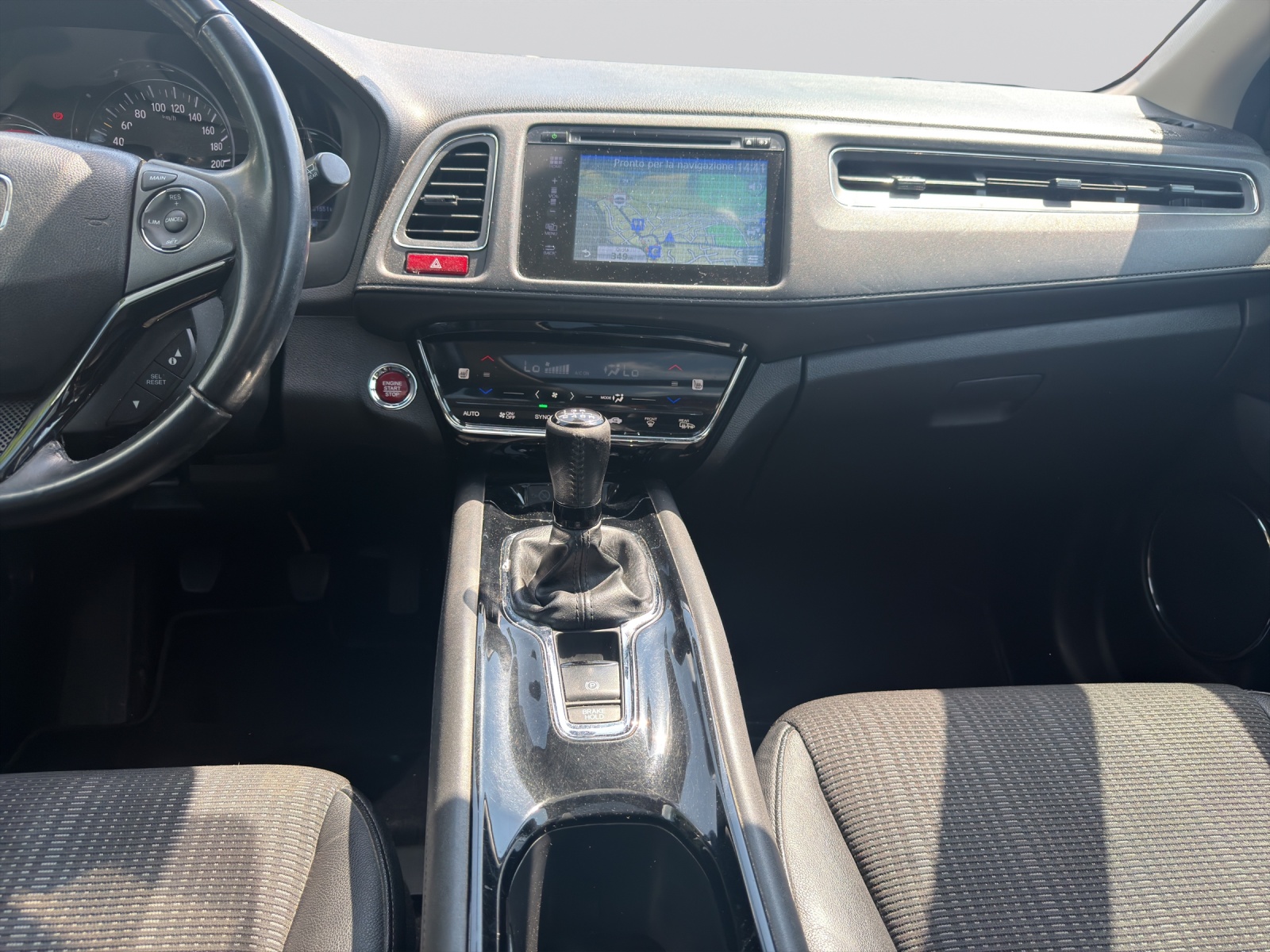 HONDA HR-V 1.6i-DTEC Executive-image-18
