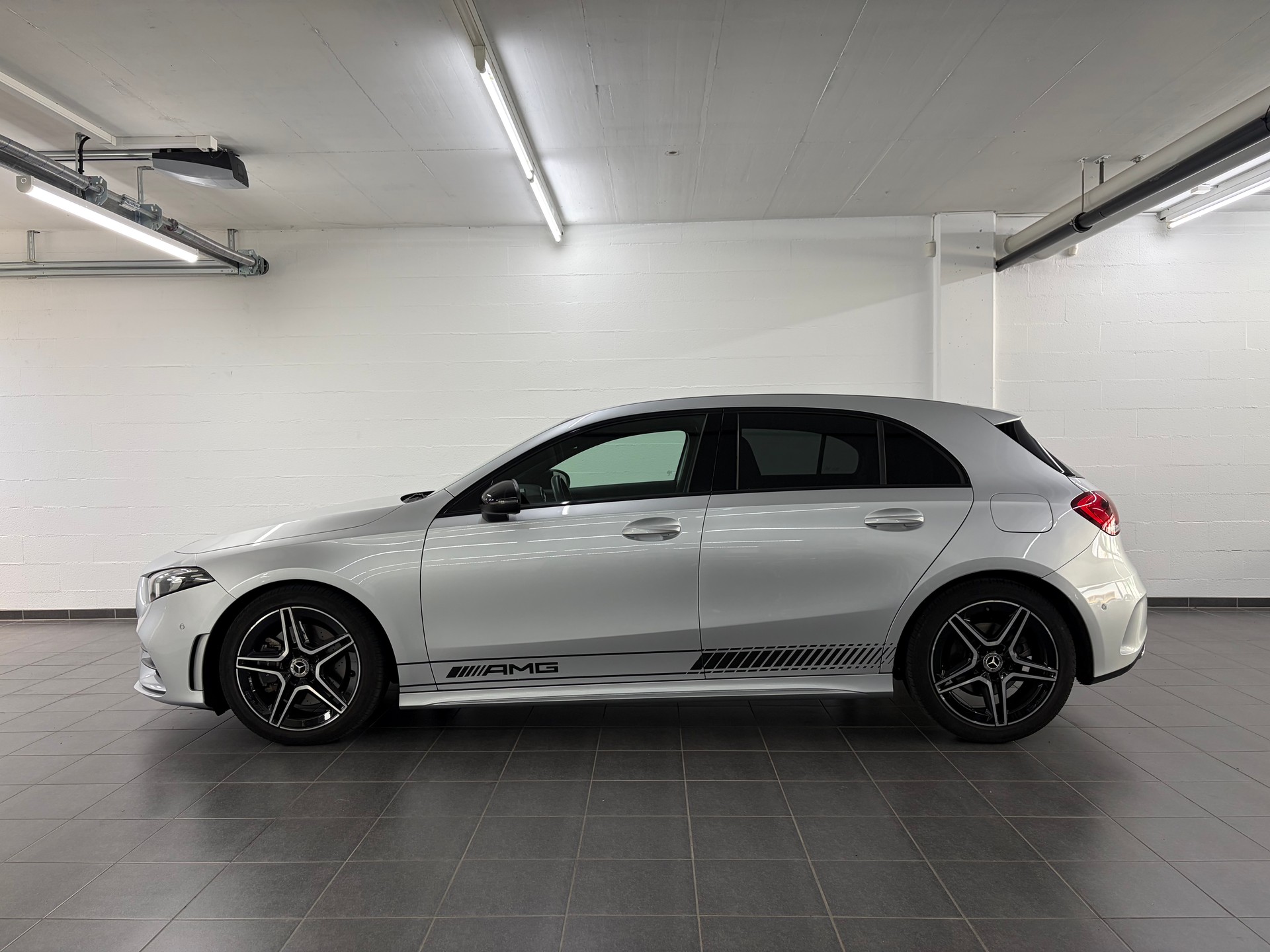 MERCEDES-BENZ A 220 AMG Line 7G-DCT-image-1