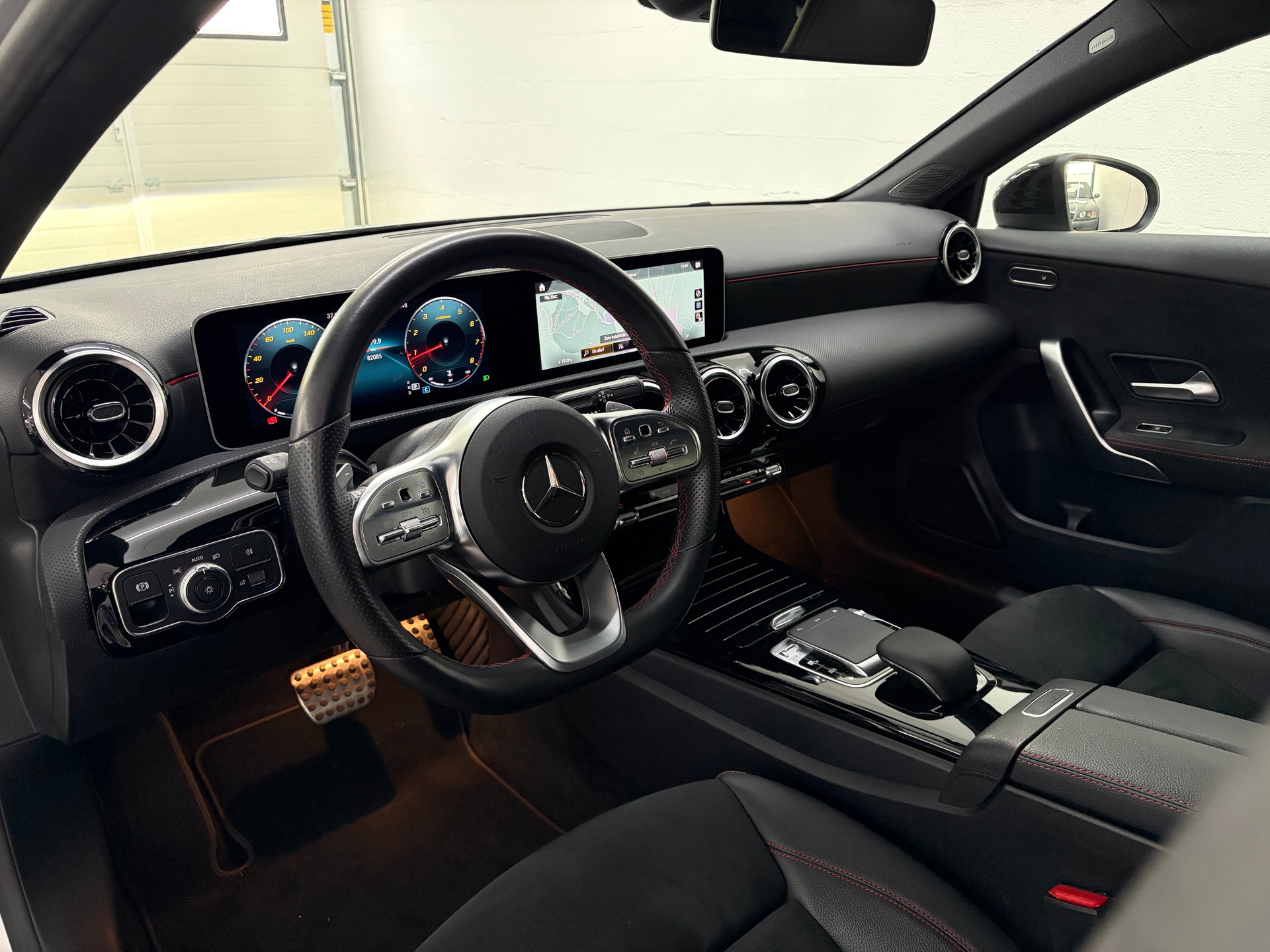 MERCEDES-BENZ A 220 AMG Line 7G-DCT-image-10