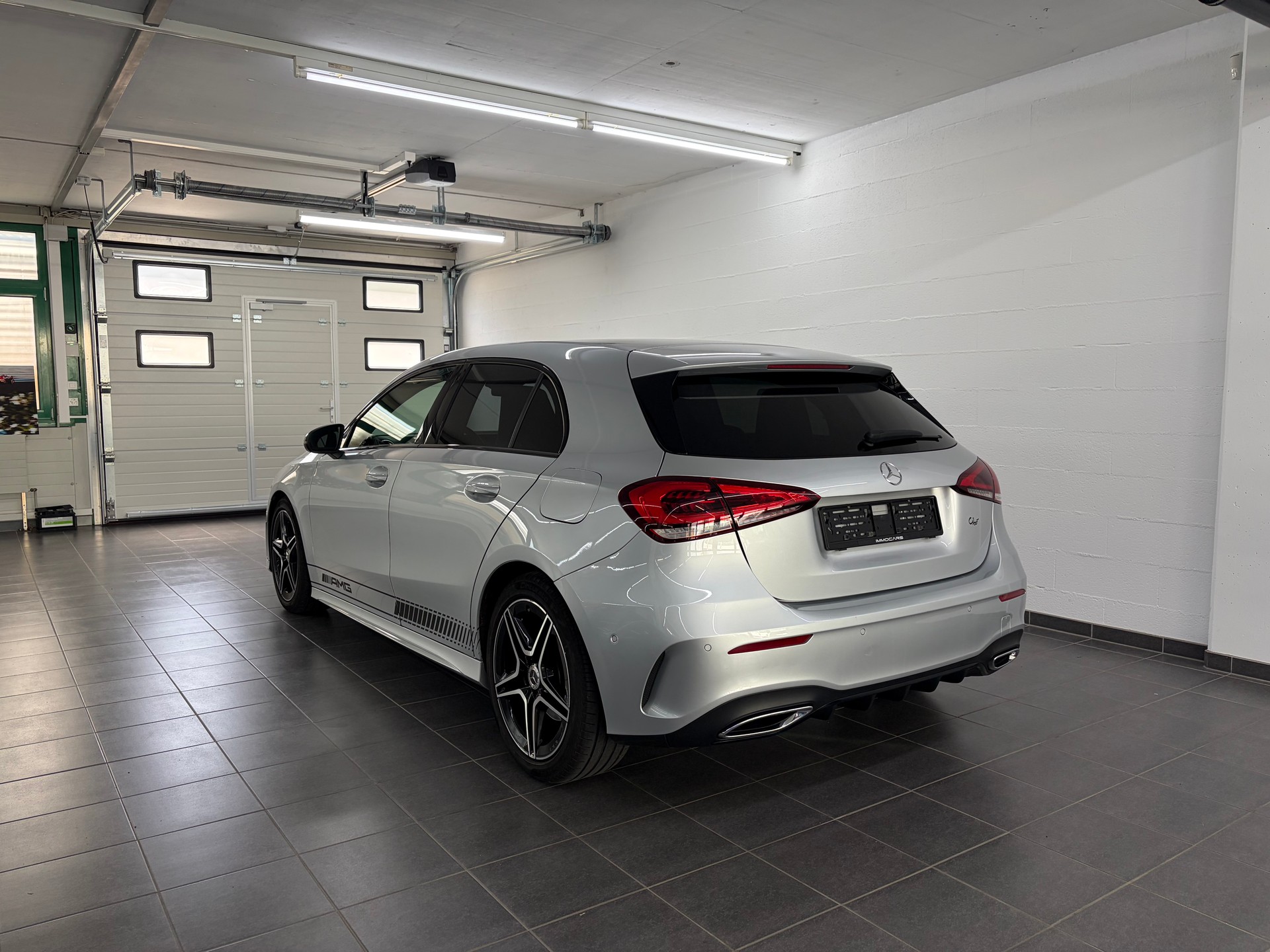 MERCEDES-BENZ A 220 AMG Line 7G-DCT-image-2