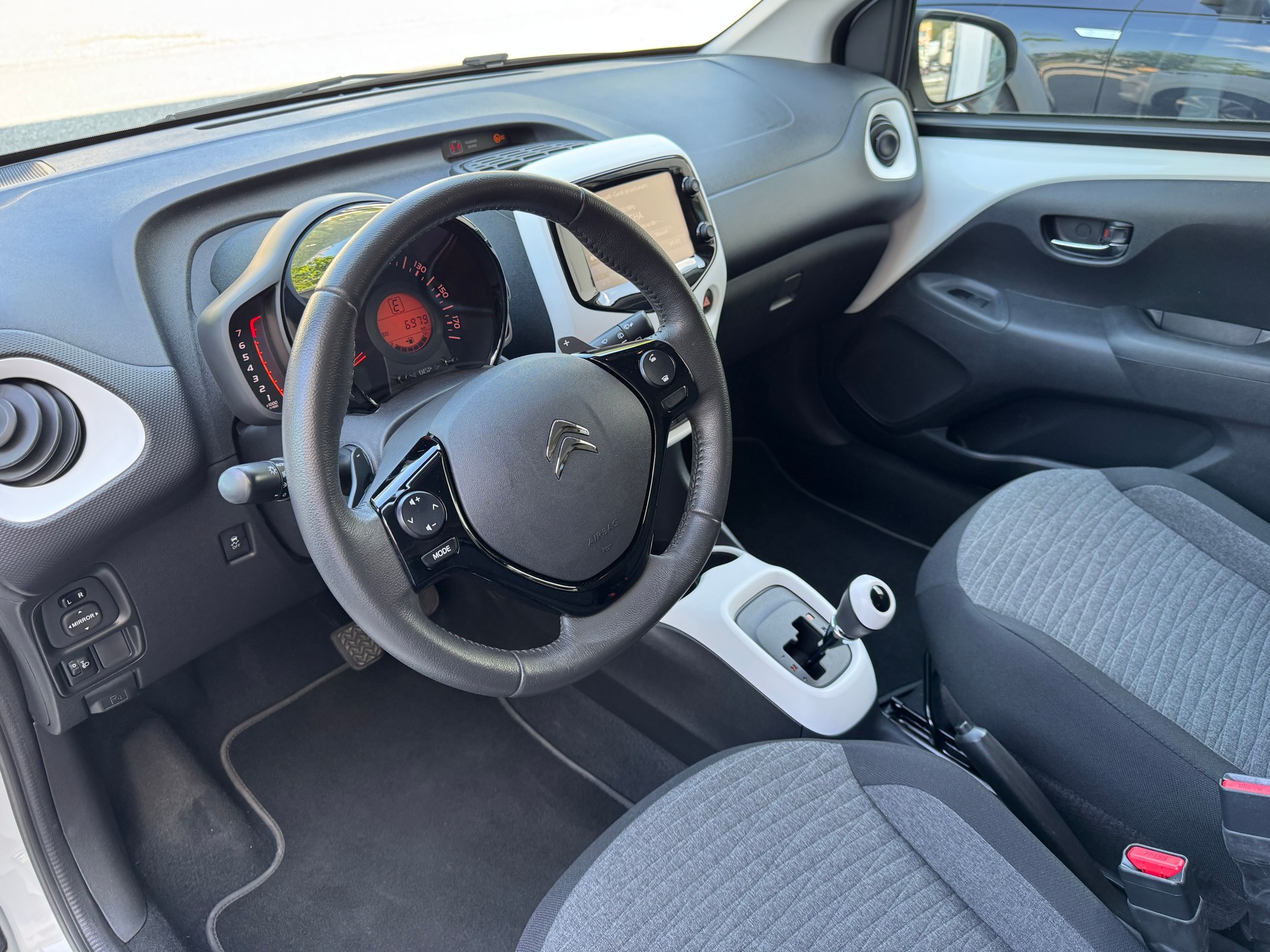 CITROEN C1 1.0 VTi ETG5 Shine Airscape-image-12
