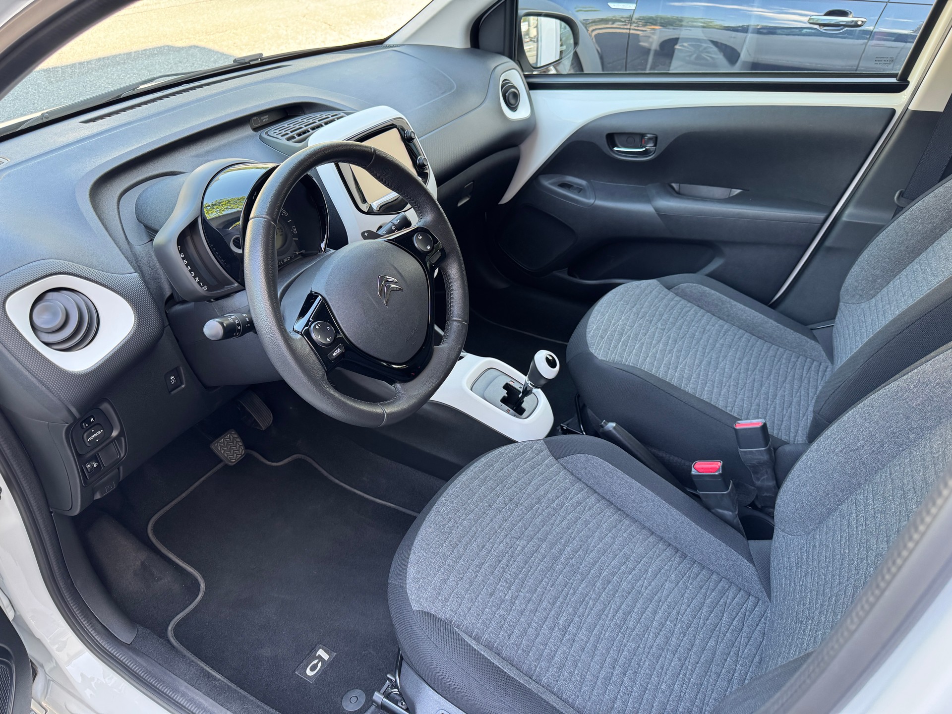 CITROEN C1 1.0 VTi ETG5 Shine Airscape-image-9